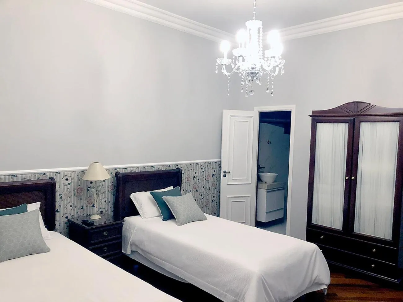 Bed in Center Suiço Flats