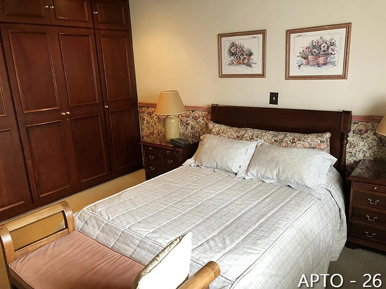 Bed in Center Suiço Flats