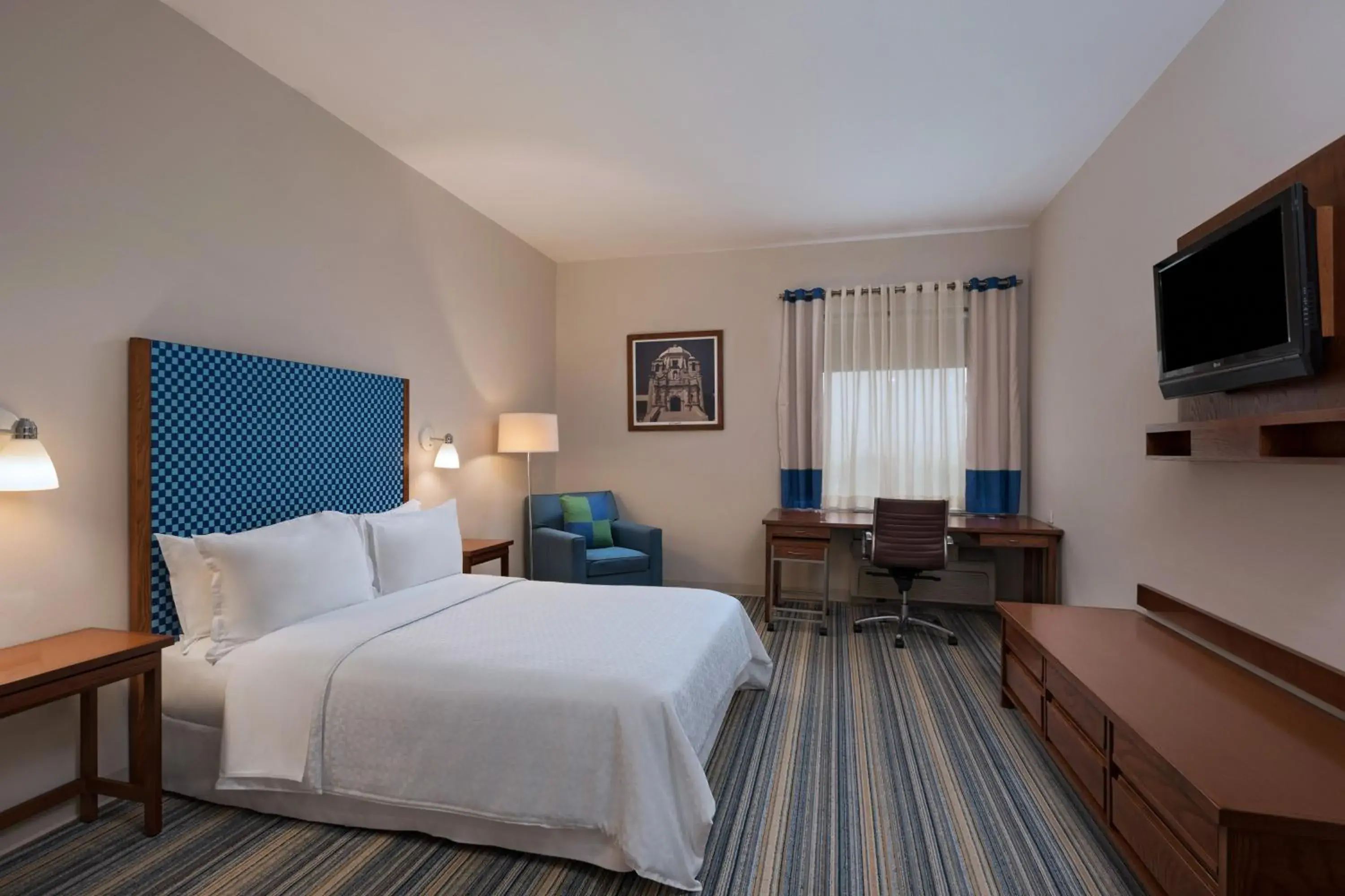 Deluxe King Room in Four Points by Sheraton Monterrey Linda Vista Deluxe King Room in Four Points by Sheraton Monterrey Linda Vista