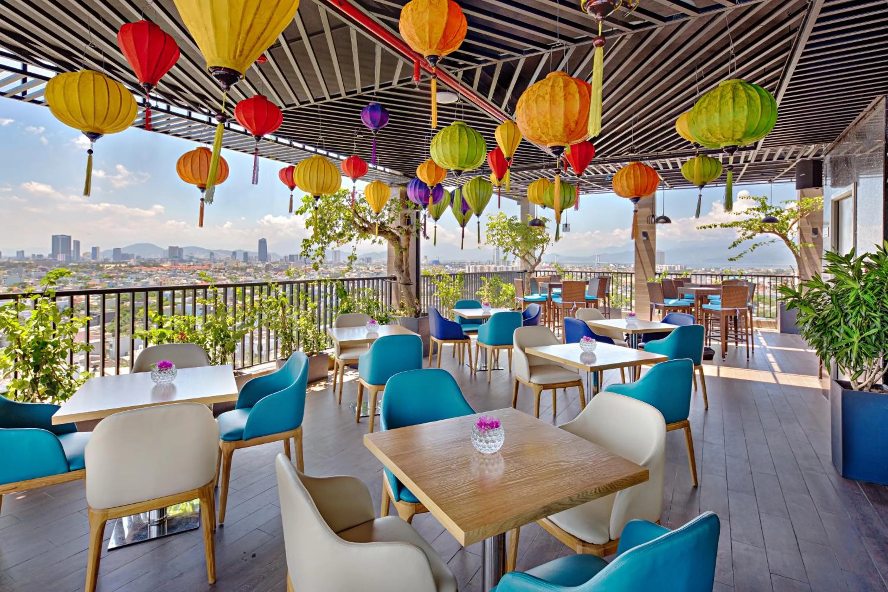 Restaurant/places to eat in Seashore Hotel & Apartment