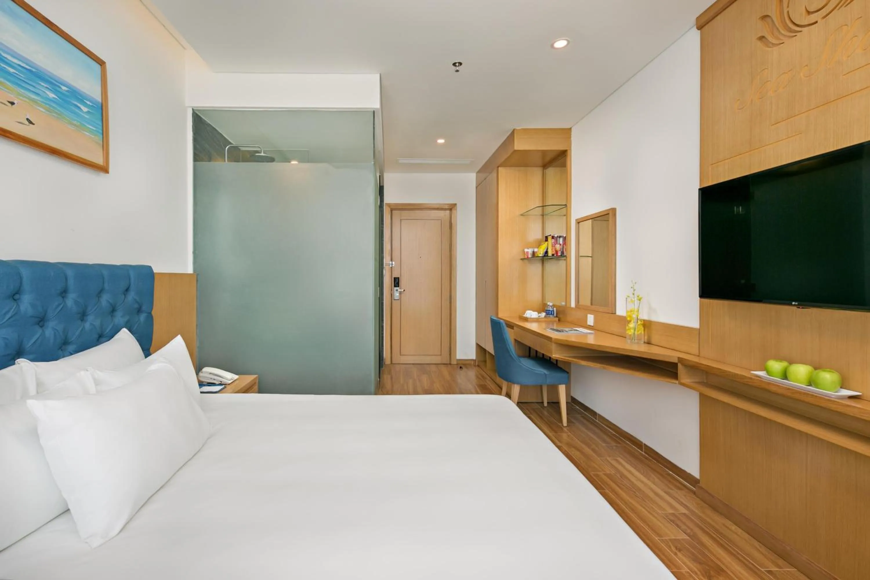 Communal lounge/ TV room, Bed in Seashore Hotel & Apartment