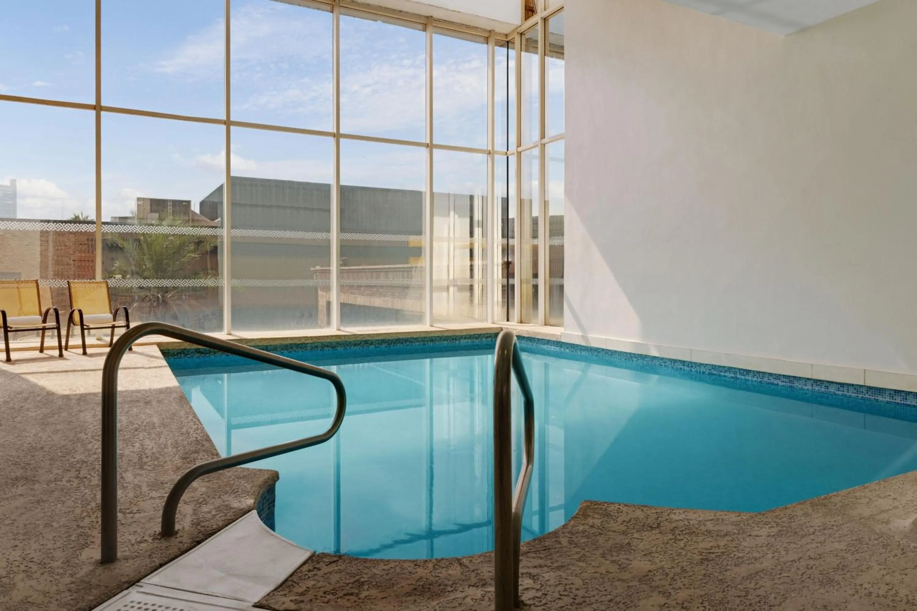 Swimming pool in Four Points by Sheraton Galerias Monterrey