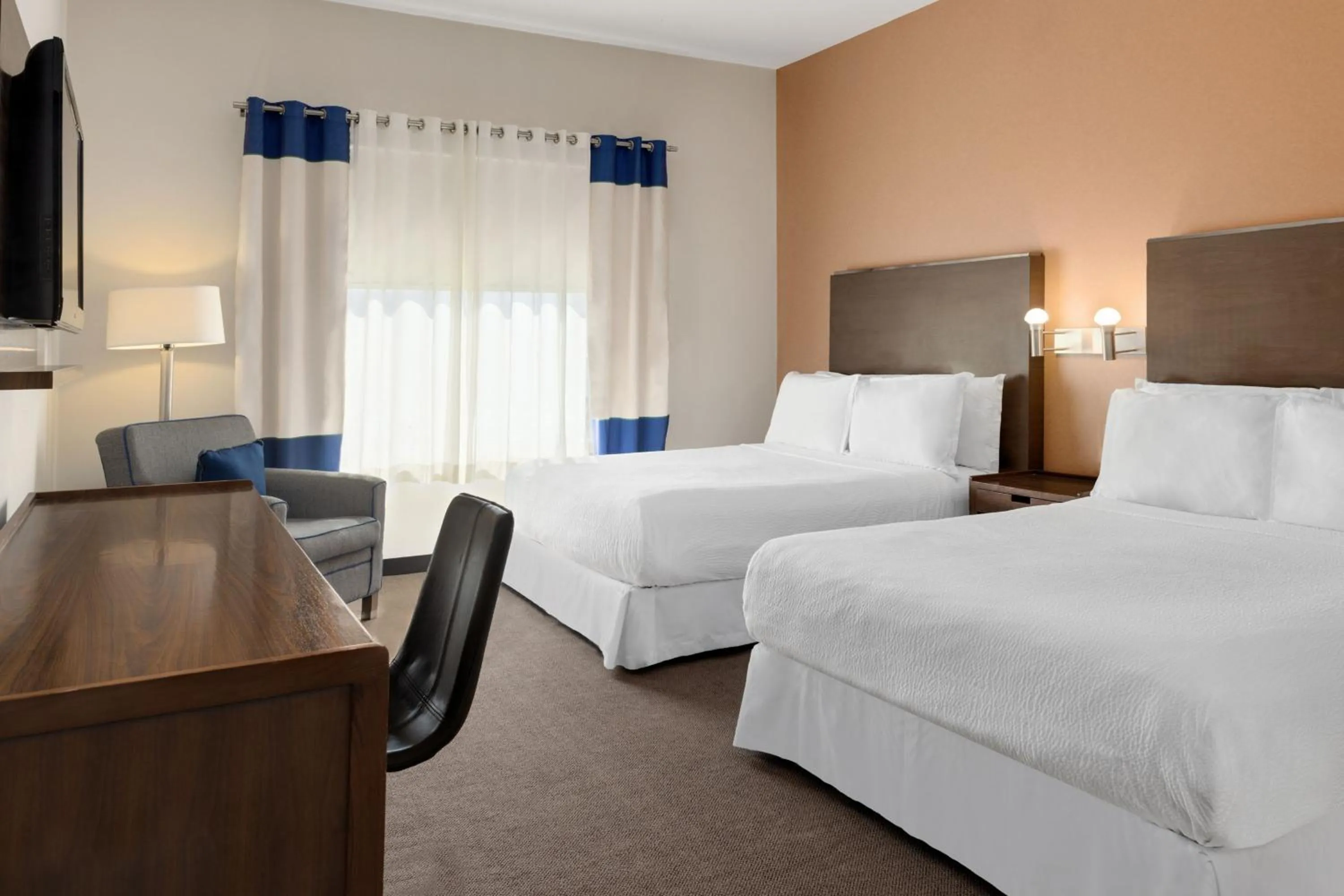 Photo of the whole room, Bed in Four Points by Sheraton Galerias Monterrey