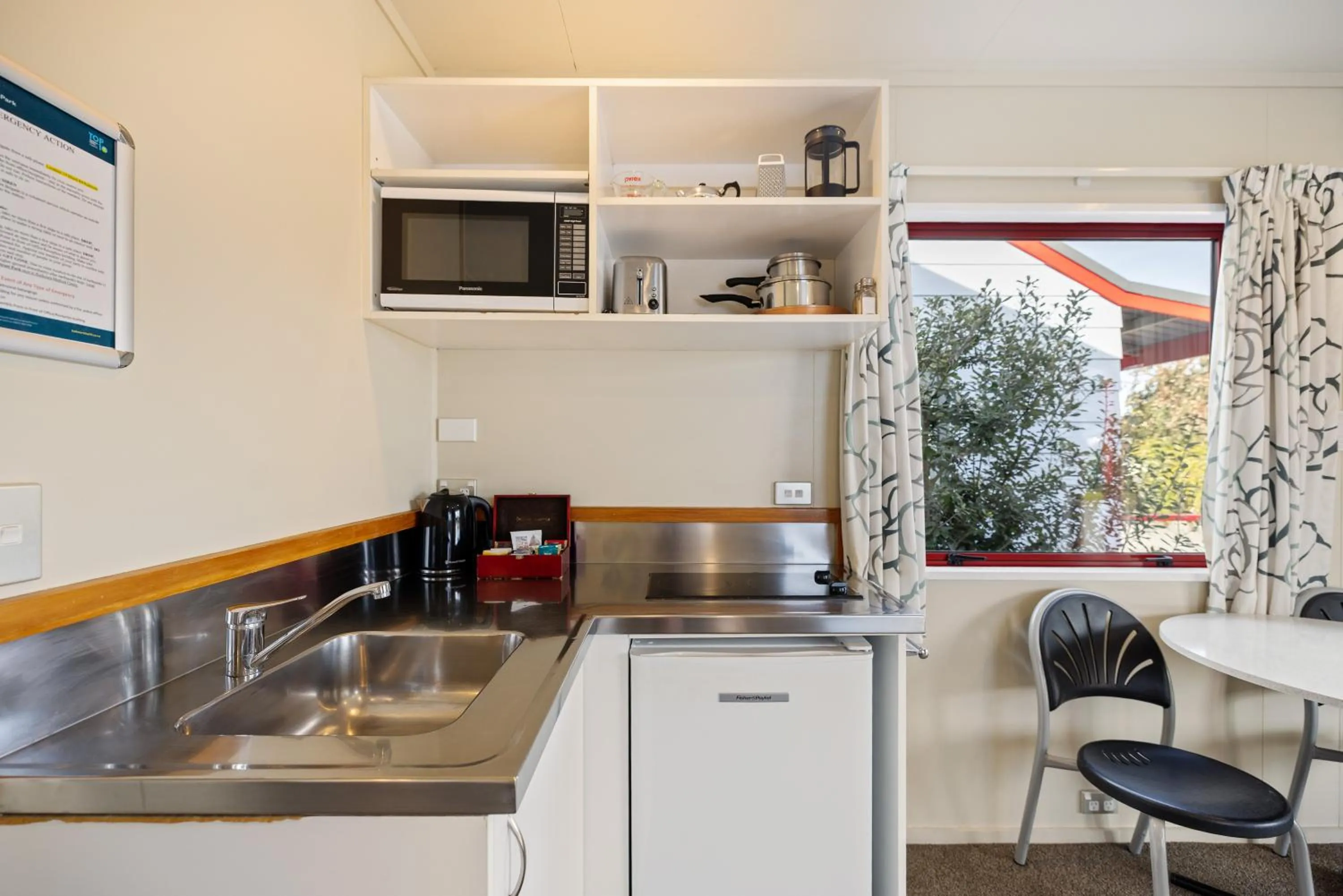 Kitchen or kitchenette in Kaikōura TOP 10 Holiday Park