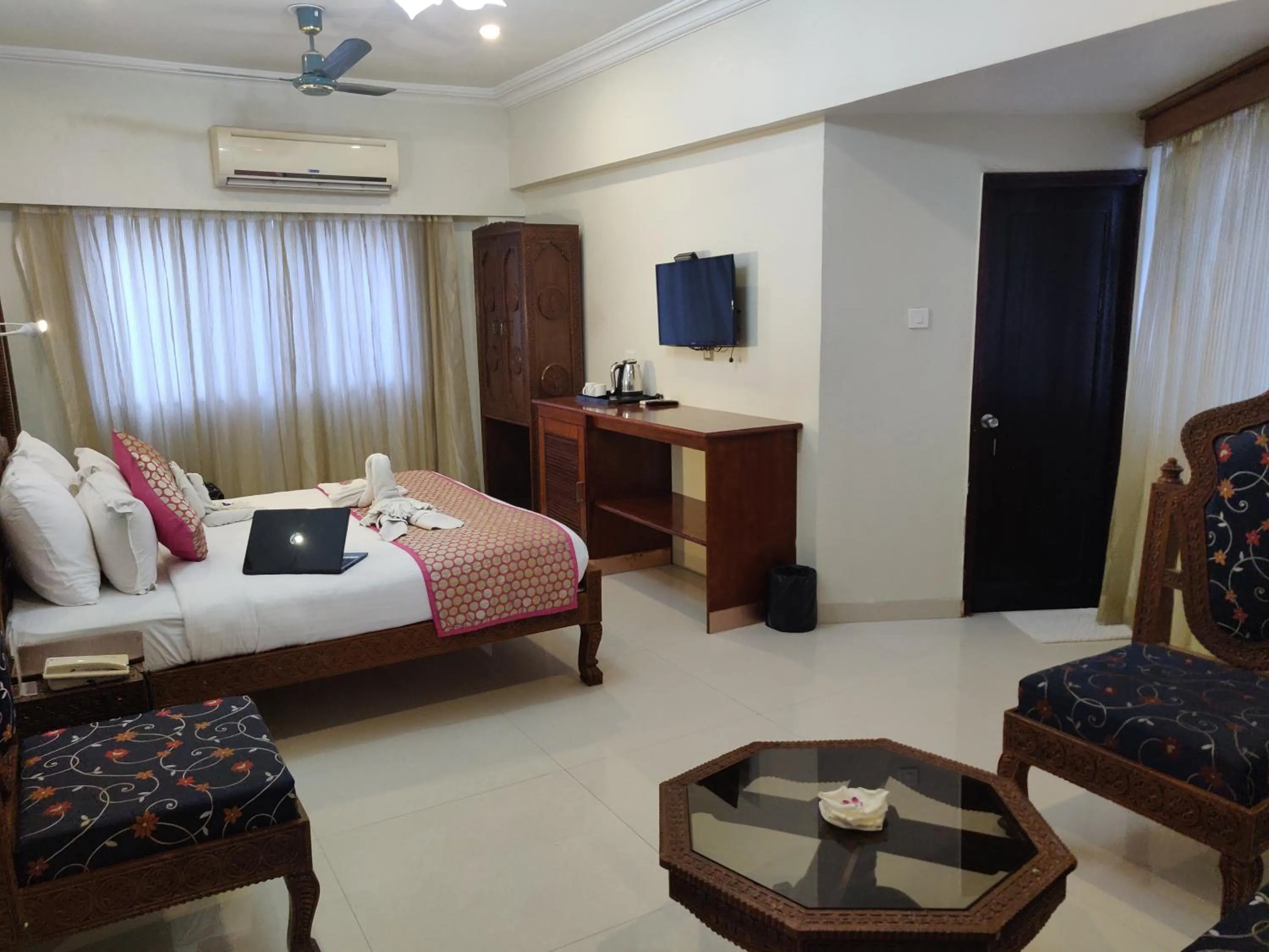 Photo of the whole room, Bed in Chandra Inn