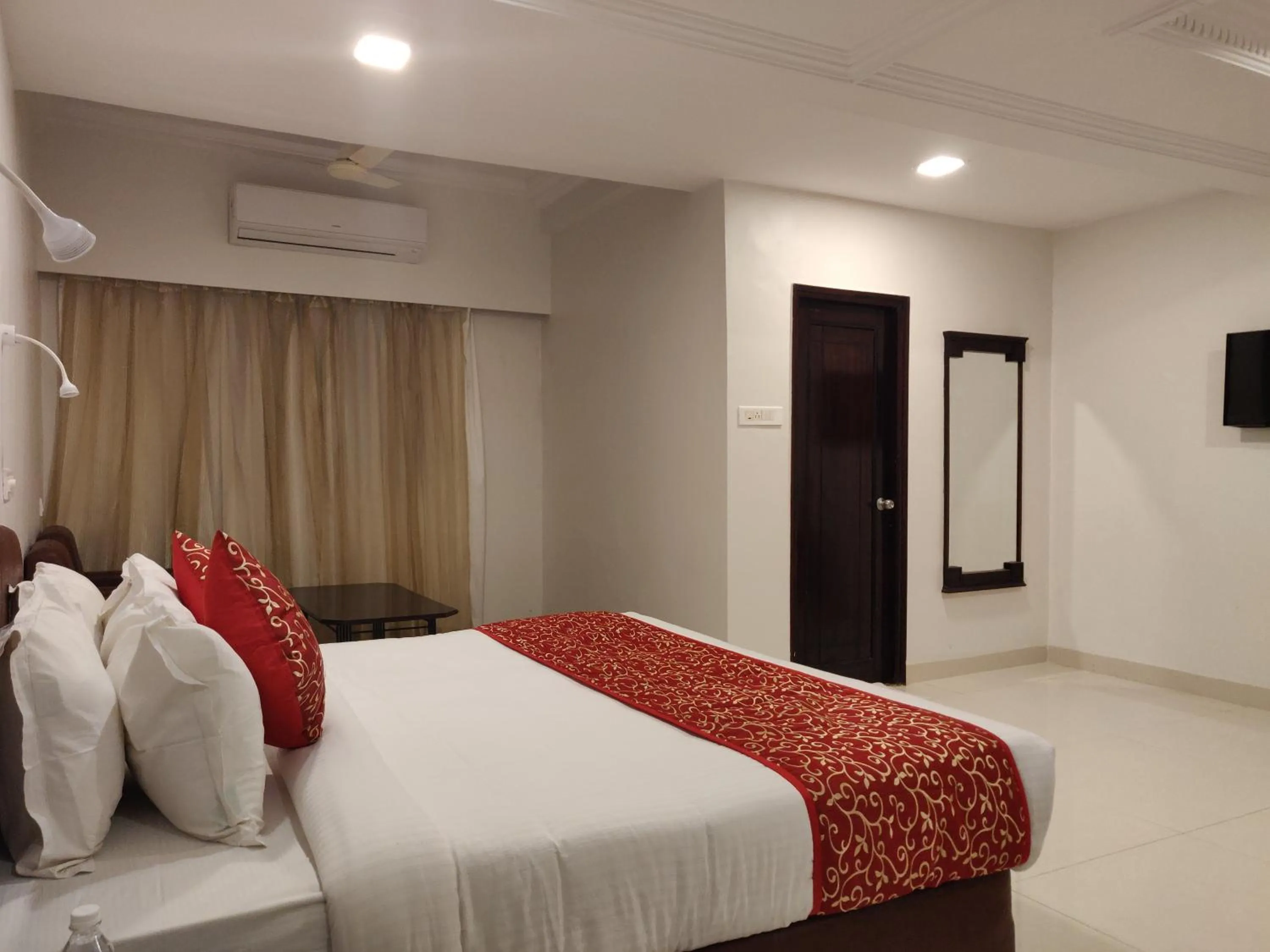 Photo of the whole room, Bed in Chandra Inn