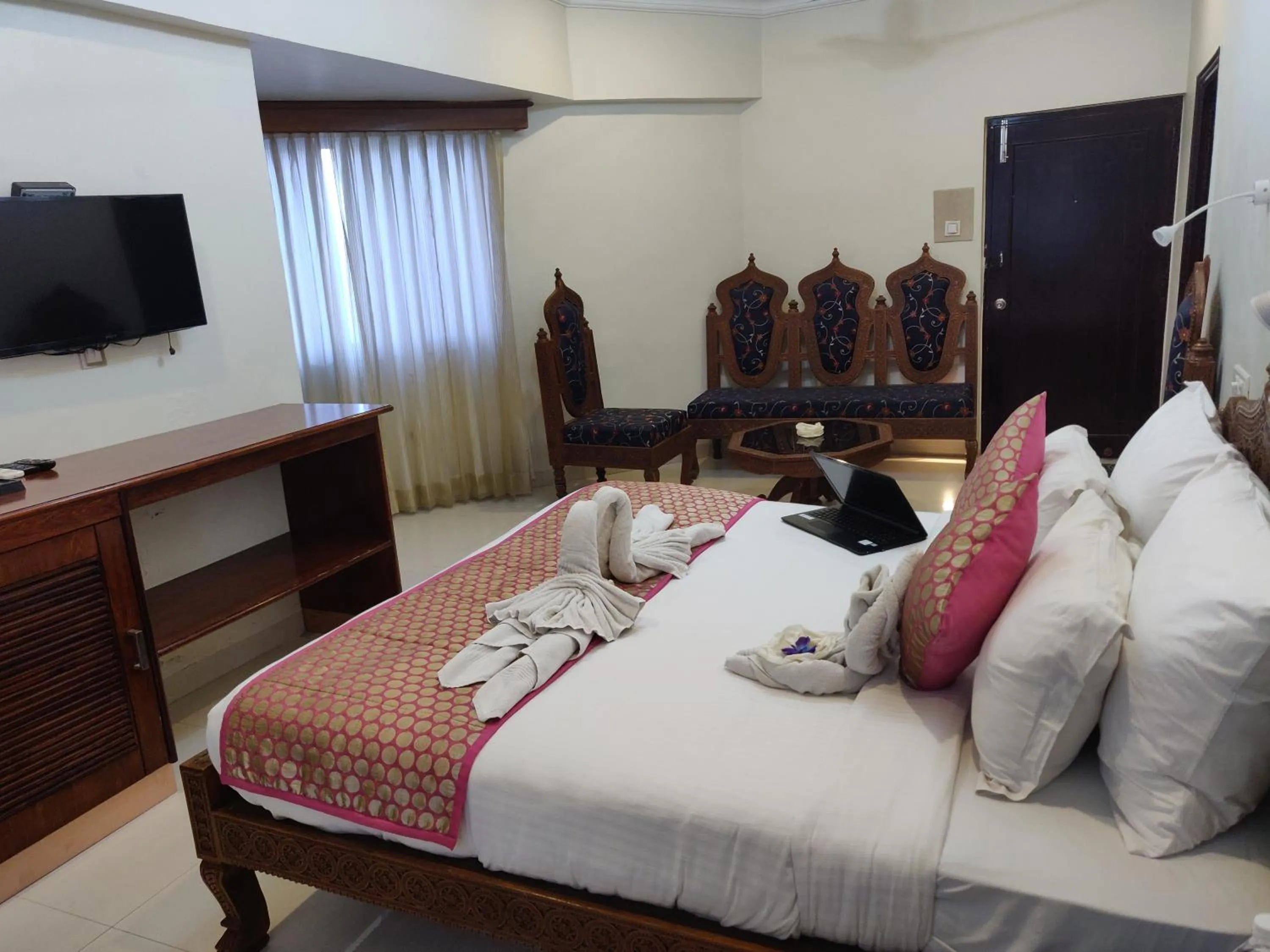 Photo of the whole room, Bed in Chandra Inn