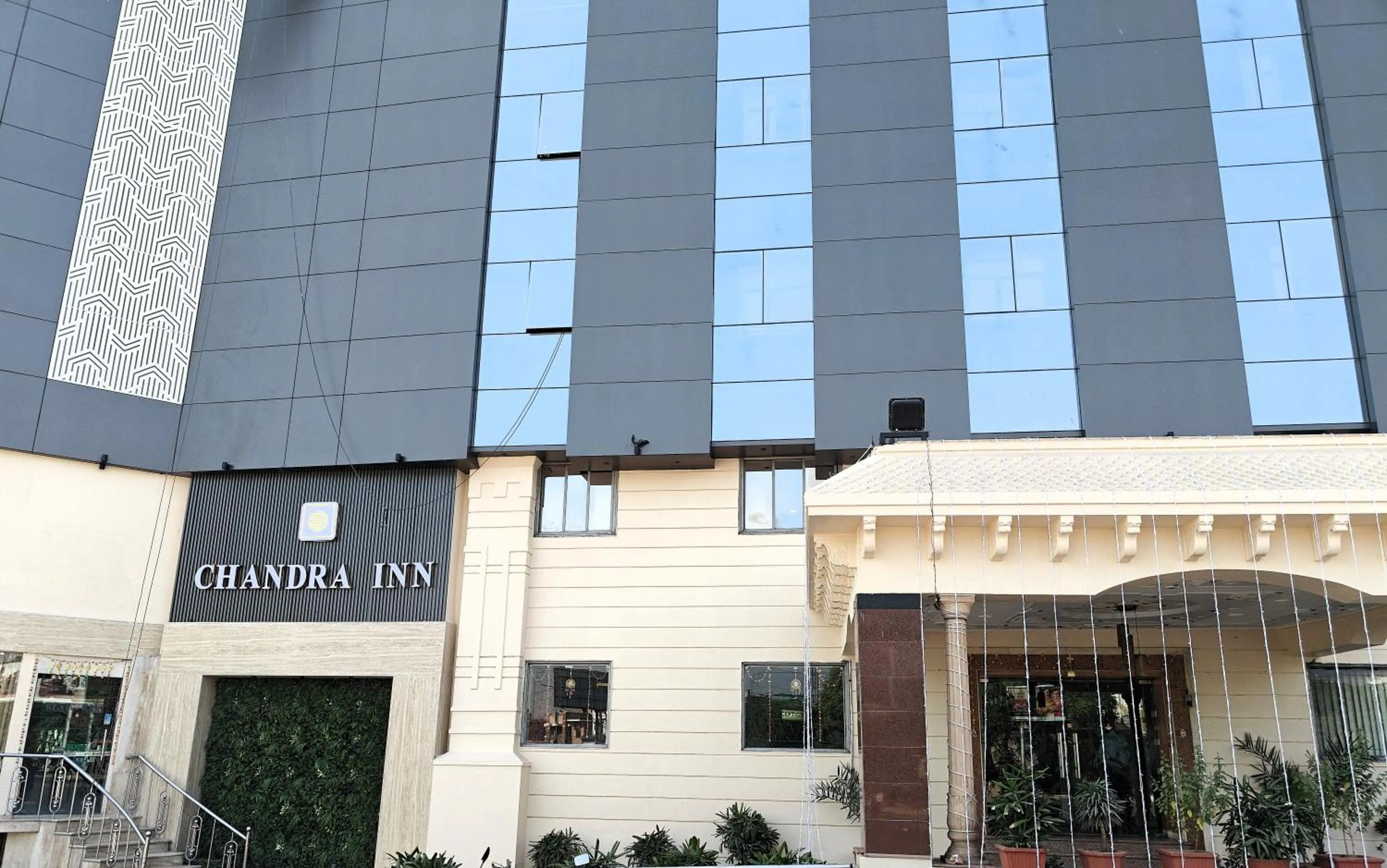 Facade/entrance in Chandra Inn