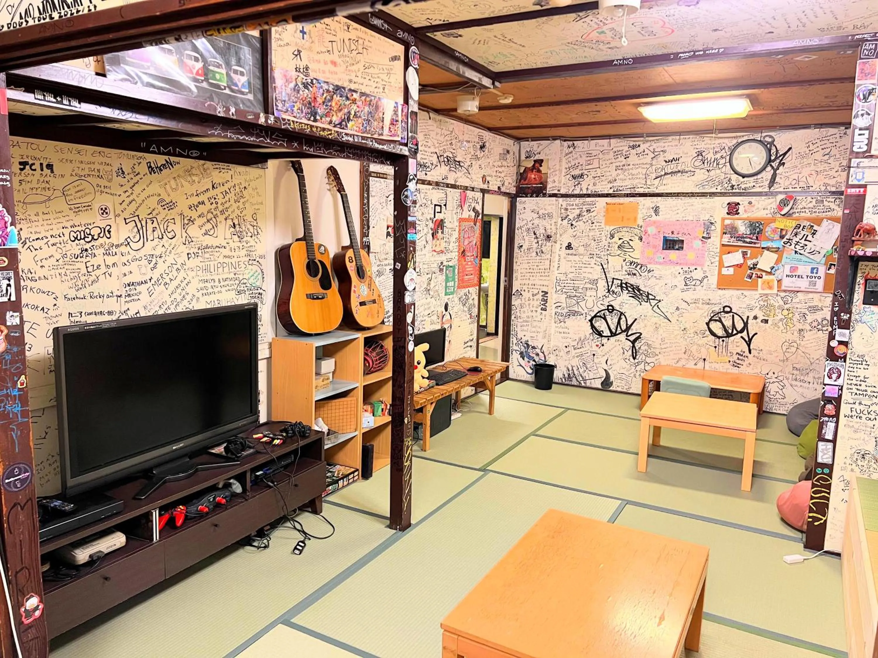 Communal lounge/ TV room in Backpackers Hotel Toyo