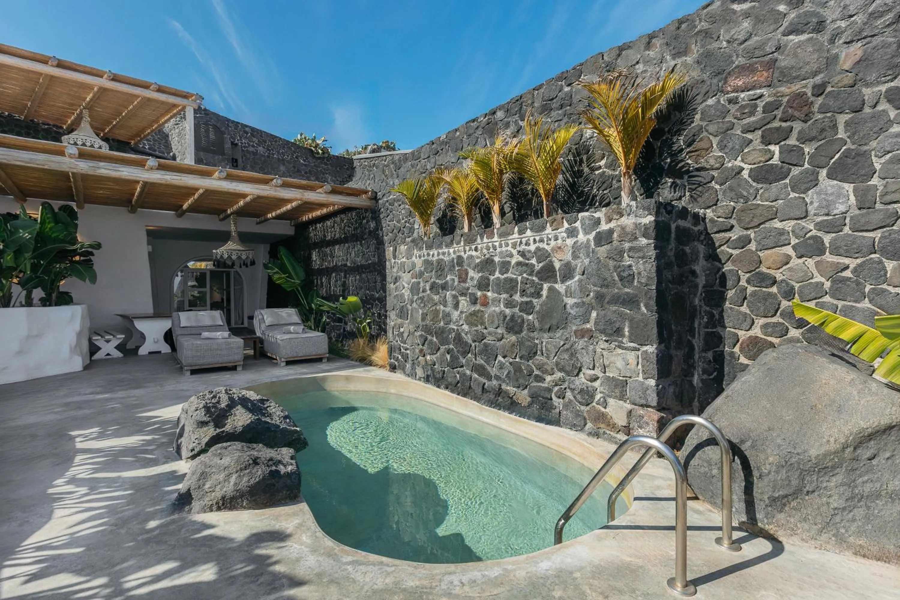 Theano Cave Suites & Villas