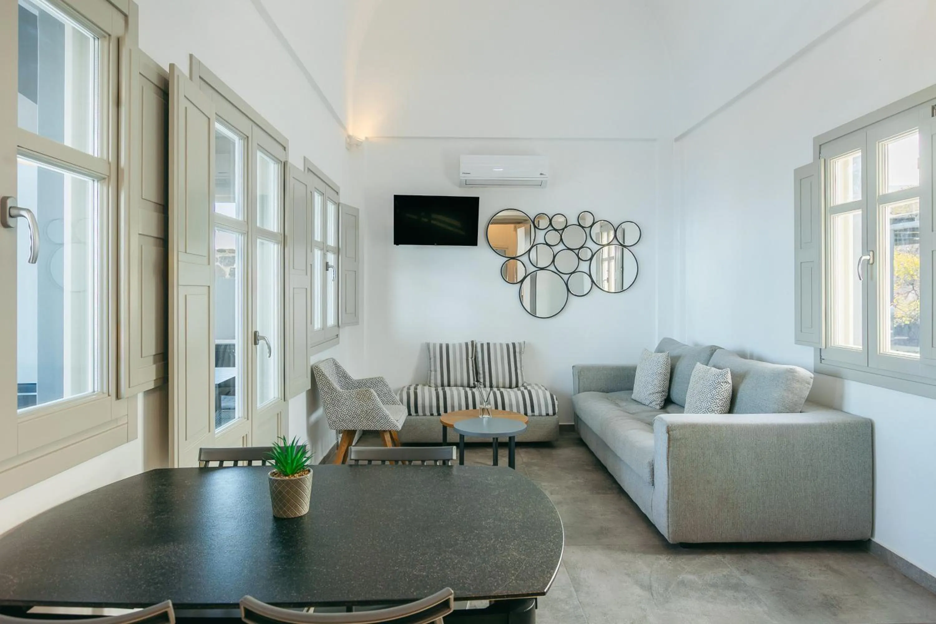 Theano Cave Suites & Villas