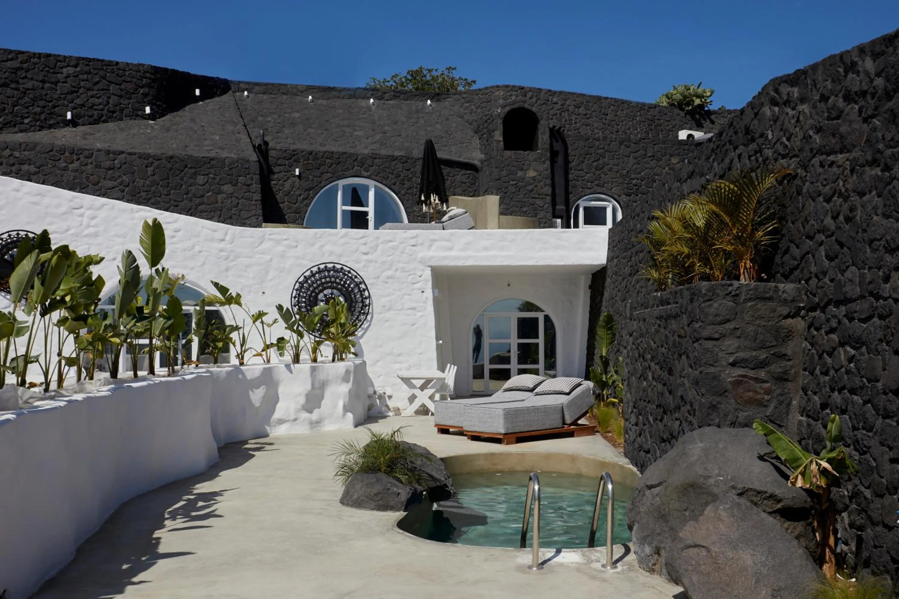 Theano Cave Suites & Villas
