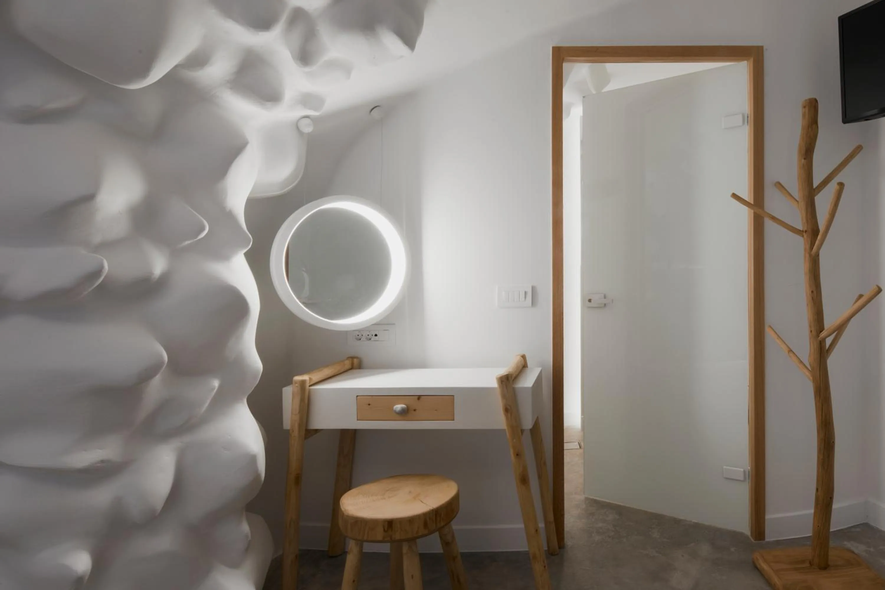 Theano Cave Suites & Villas