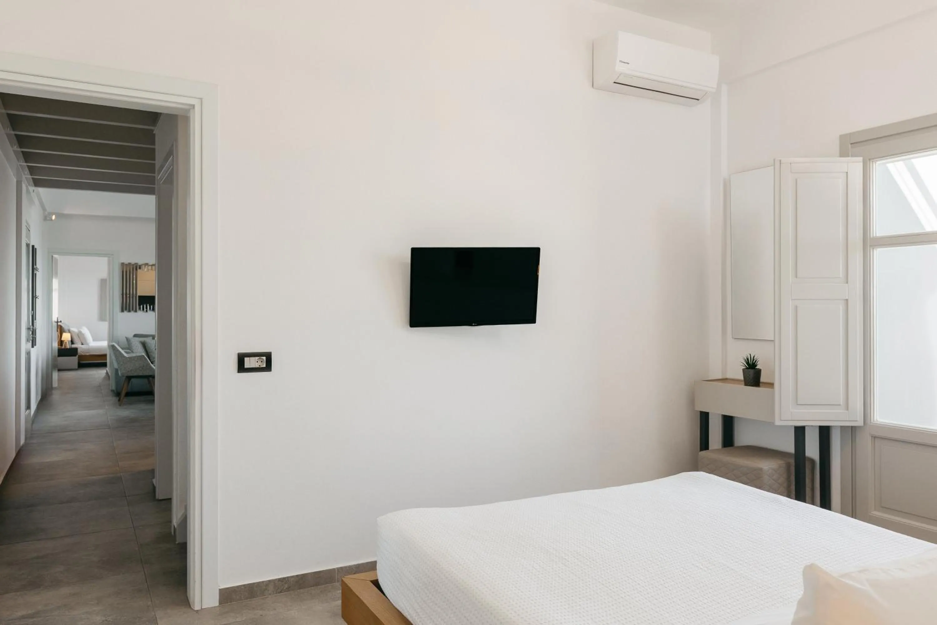 Bed in Theano Cave Suites & Villas