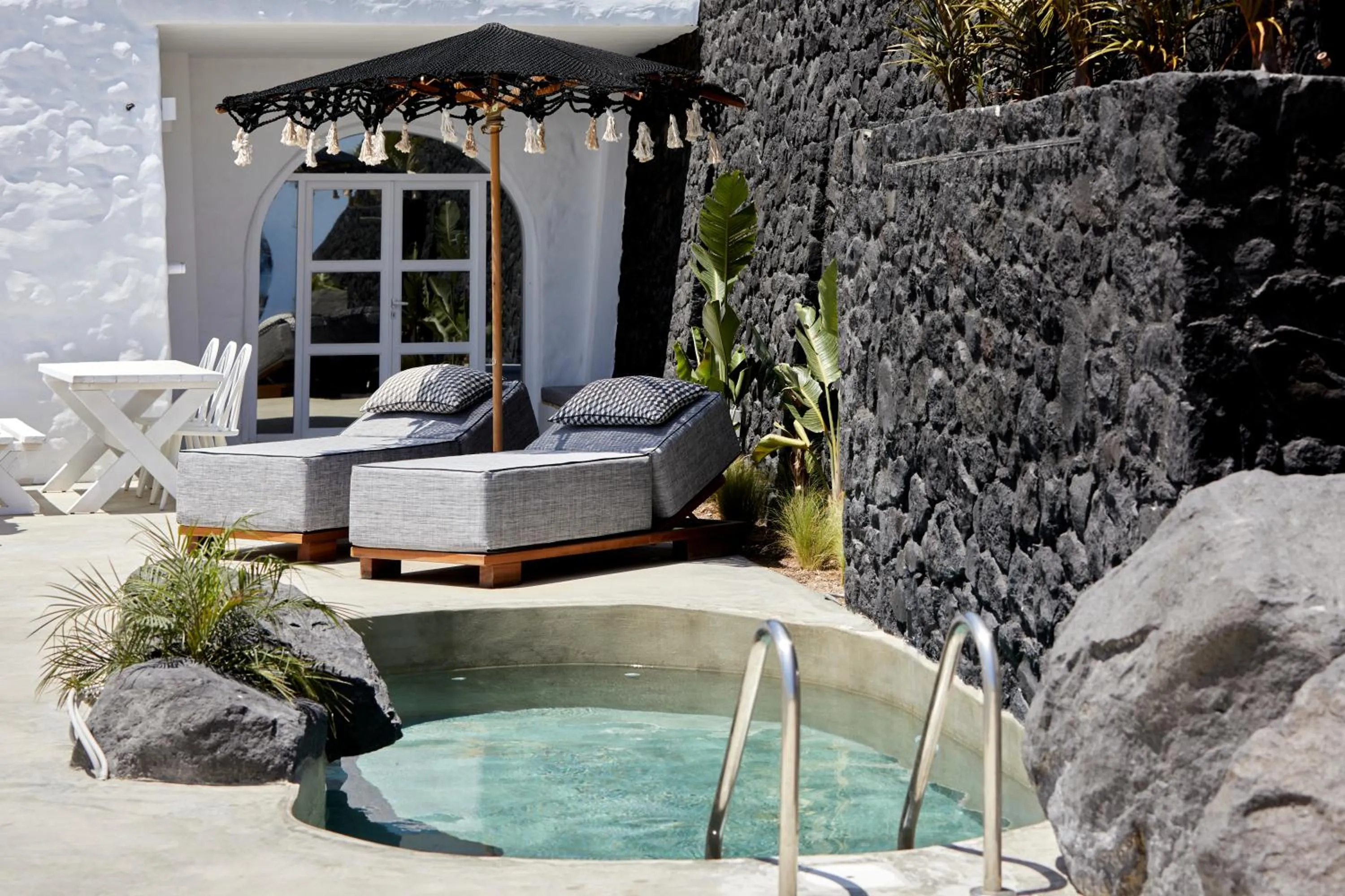 Theano Cave Suites & Villas