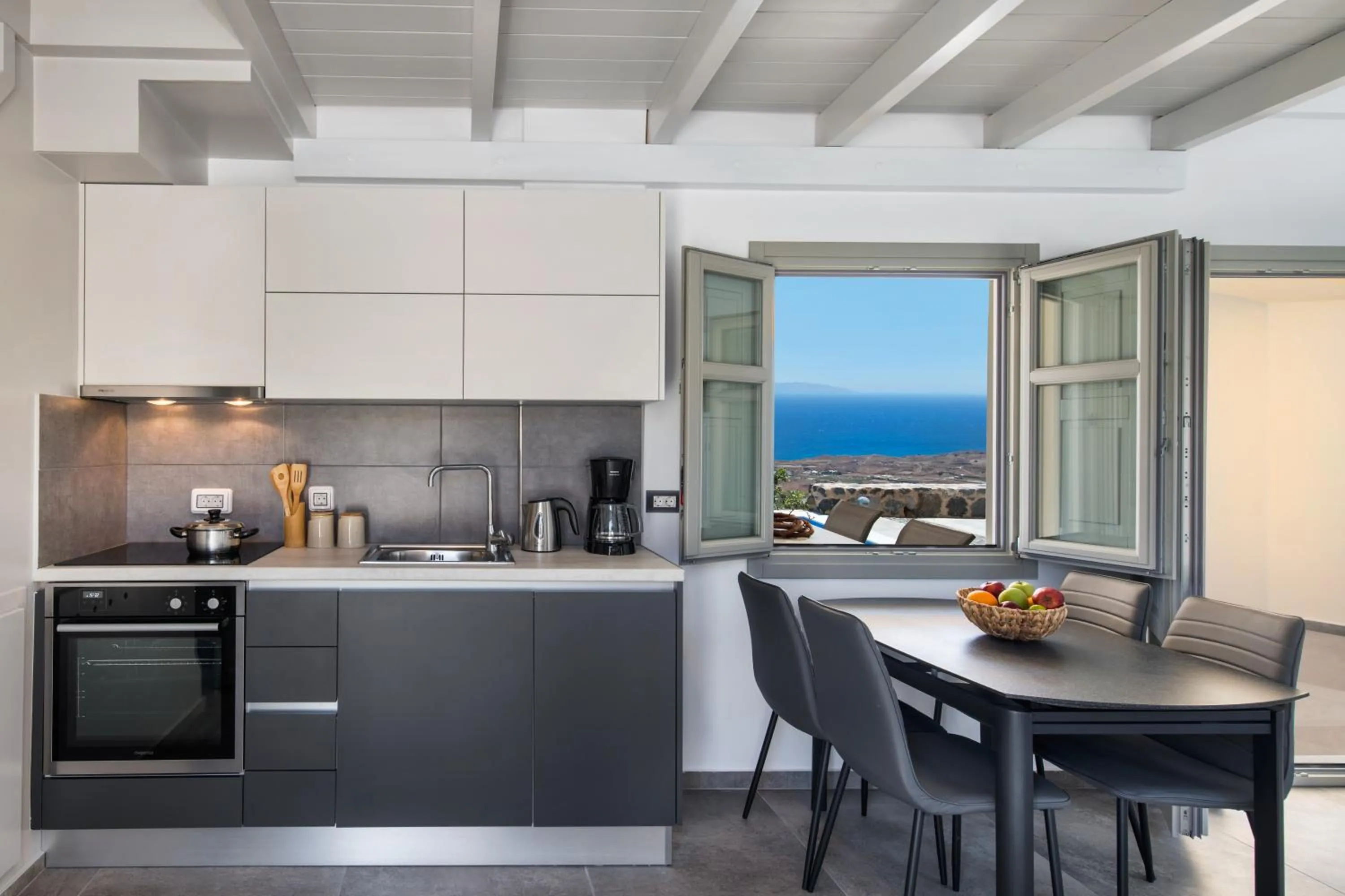 Kitchen or kitchenette in Theano Cave Suites & Villas