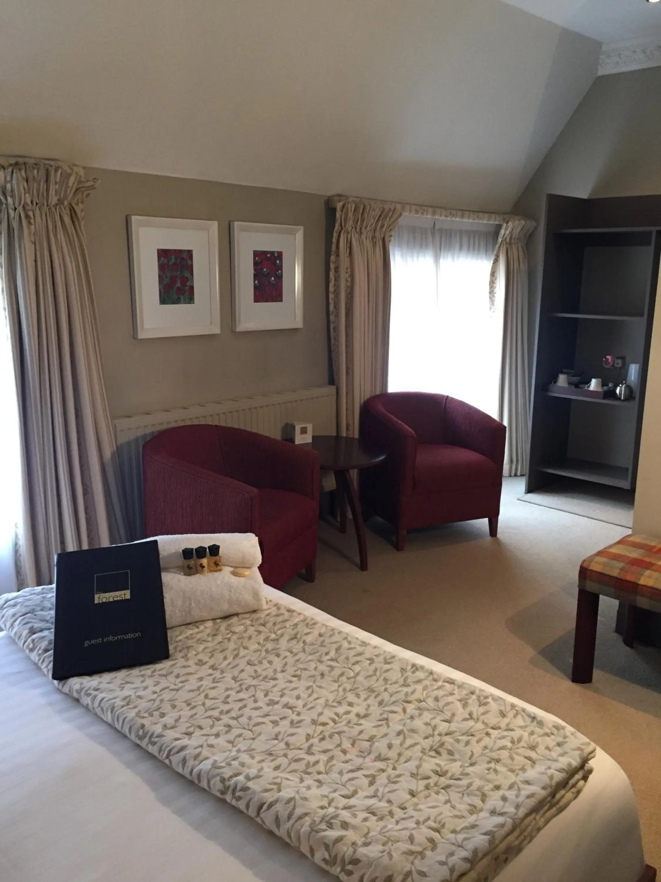 Seating area, Bed in Forest Hotel