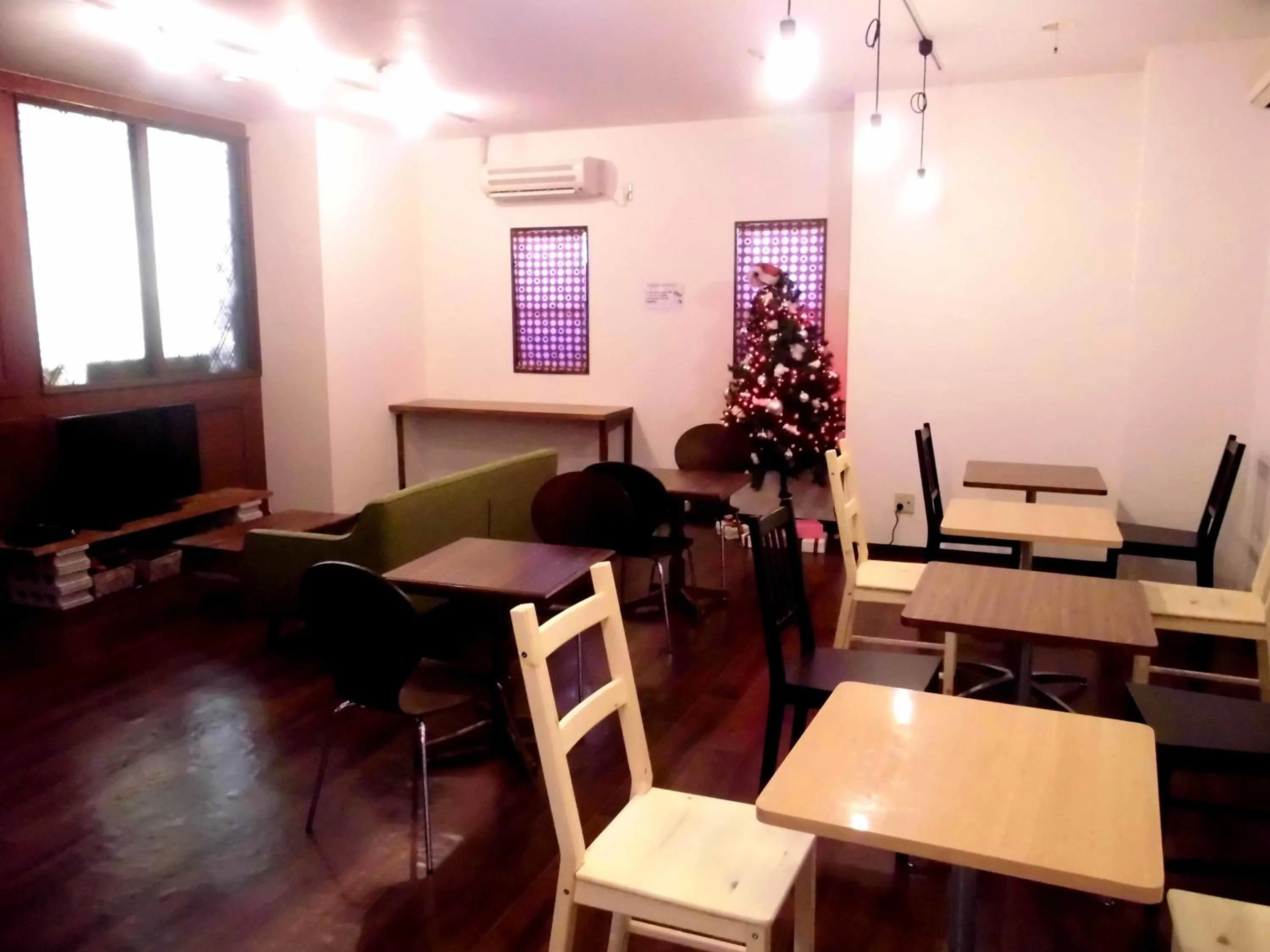 Communal lounge/ TV room in Business Hotel Taiyo