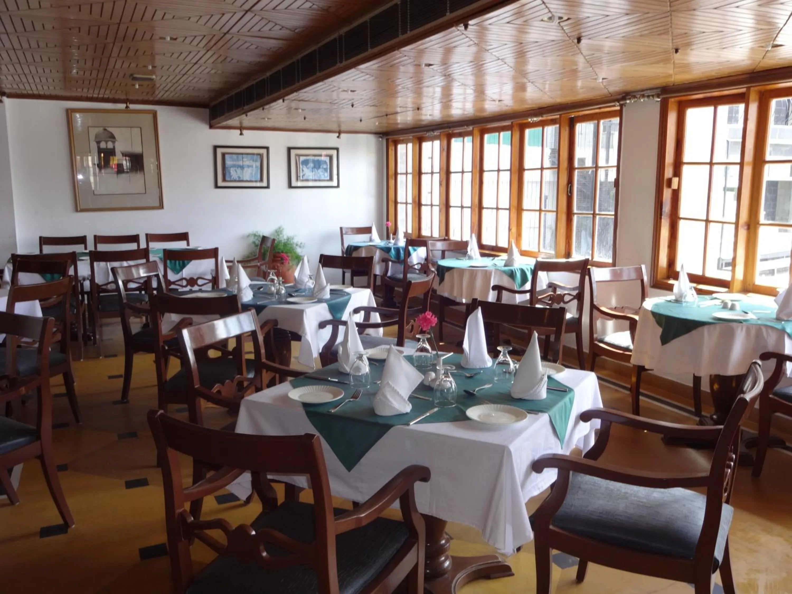 Restaurant/places to eat in Hotel Combermere