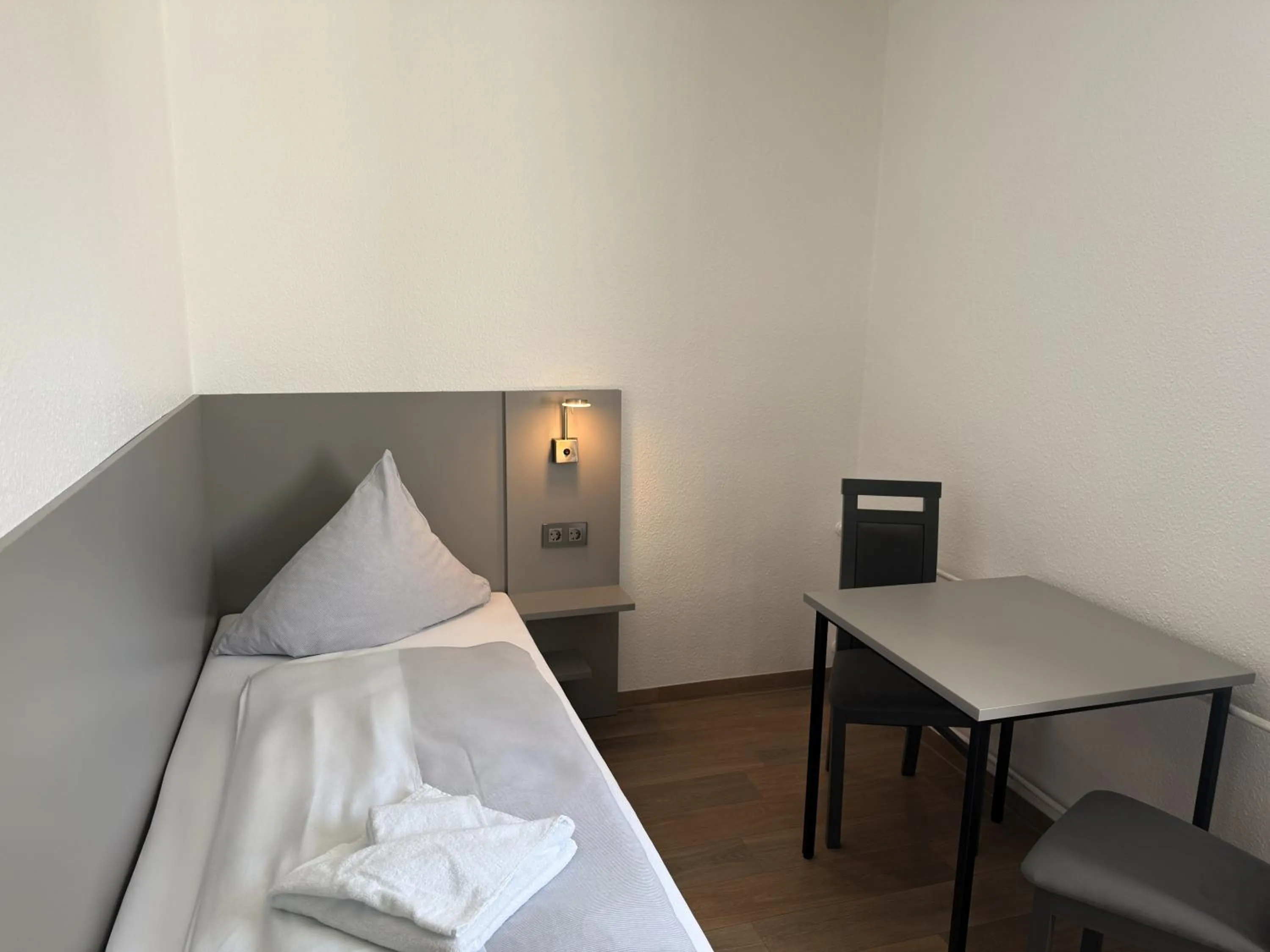 Photo of the whole room, Bed in SKYBASIC Merseburg