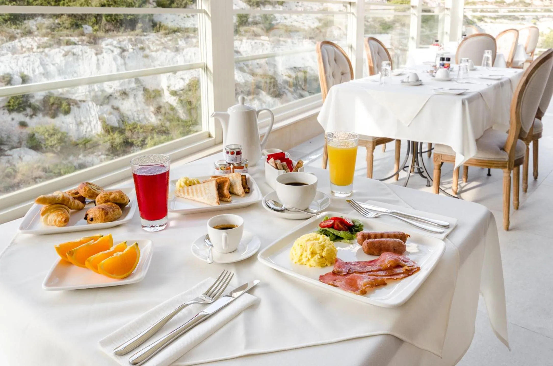 Restaurant/places to eat in Cesca's Boutique Hotel