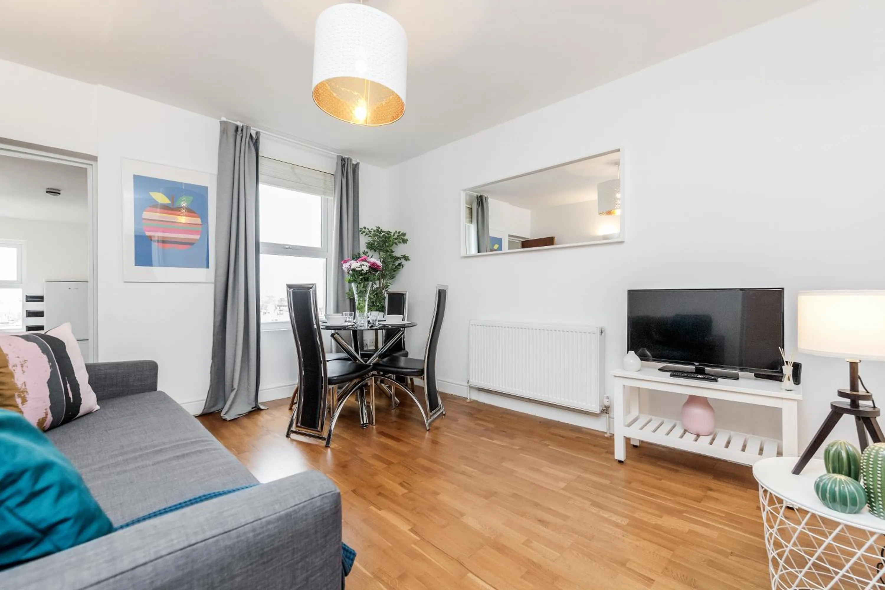 TV and multimedia in WelcomeStay Clapham Junction 2 Bedroom Apartment