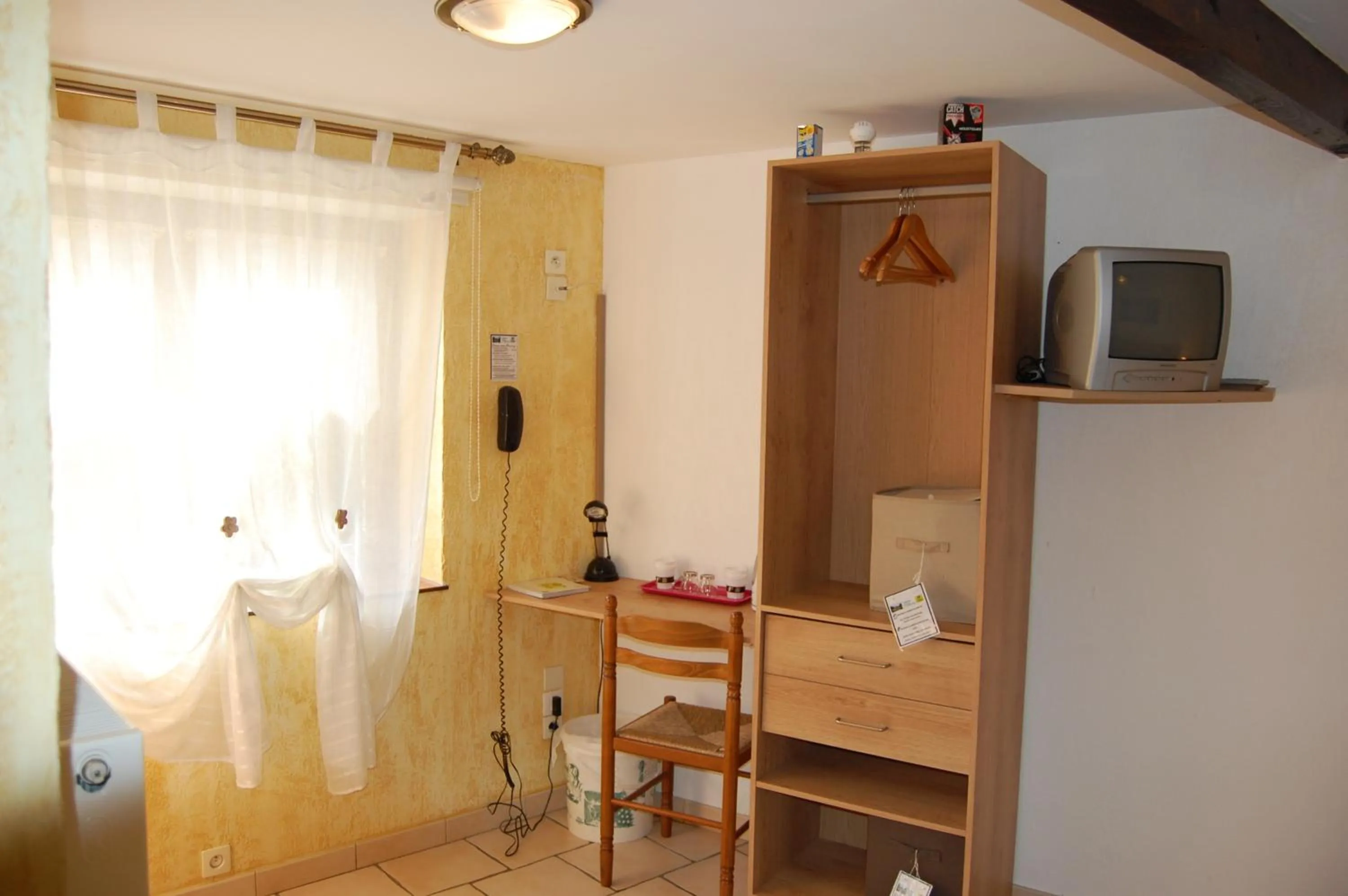 TV and multimedia in AUBERGE du BORD des EAUX - Demi-pension assurée sur réservation