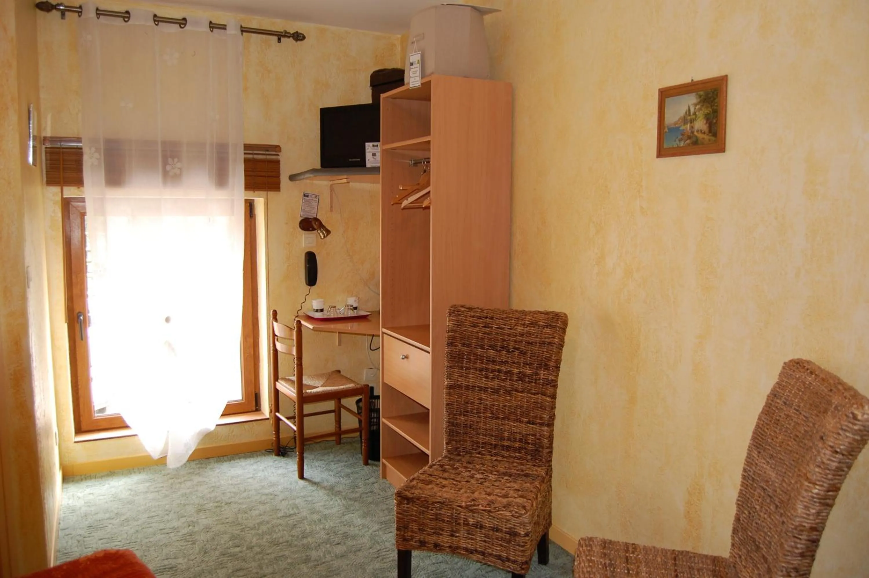 AUBERGE du BORD des EAUX - Demi-pension assurée sur réservation