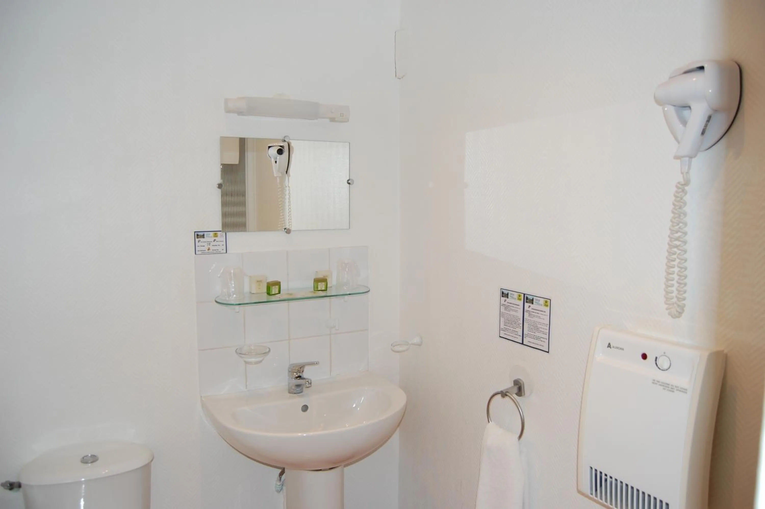 AUBERGE du BORD des EAUX - Demi-pension assurée sur réservation