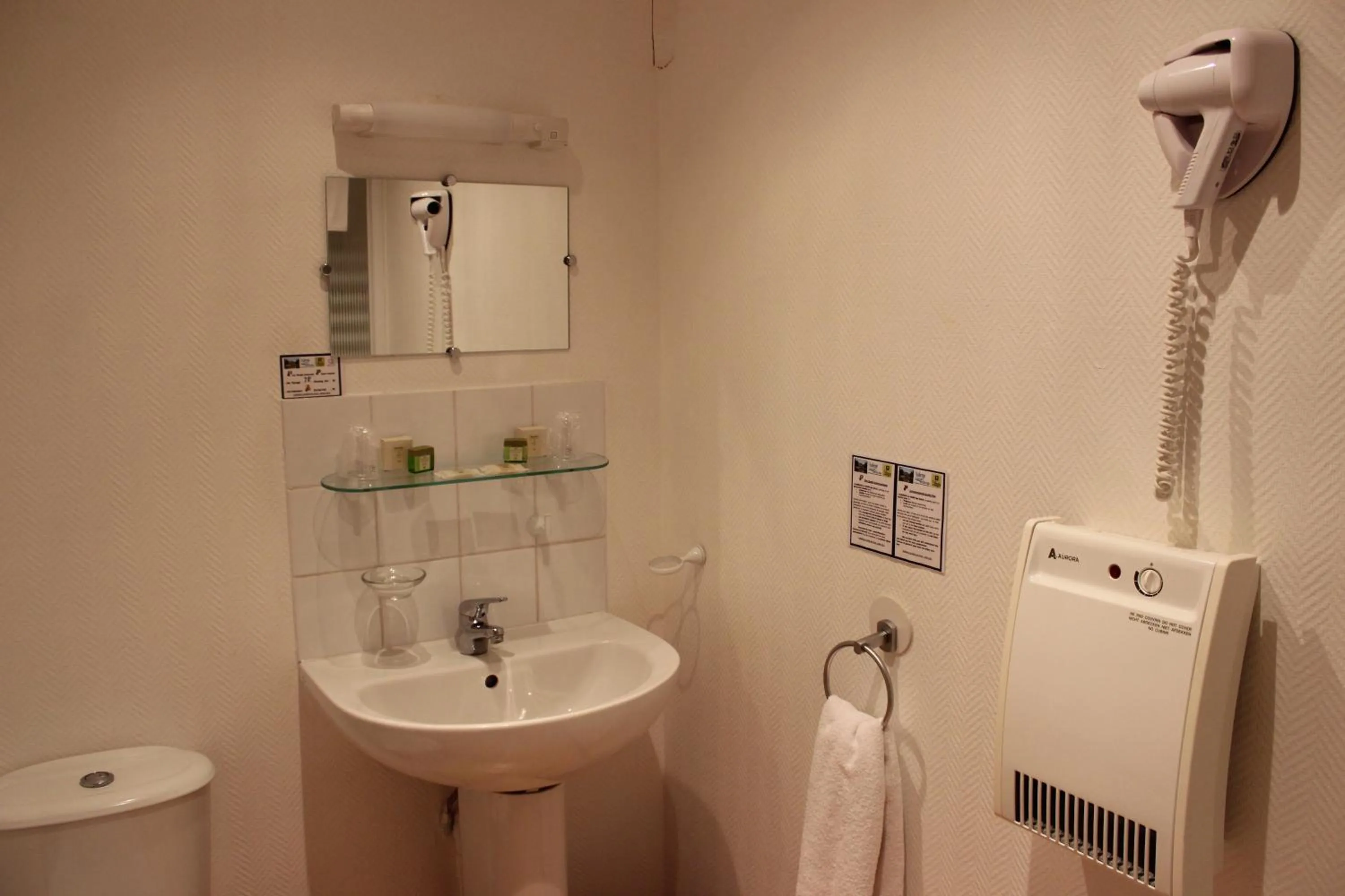 AUBERGE du BORD des EAUX - Demi-pension assurée sur réservation