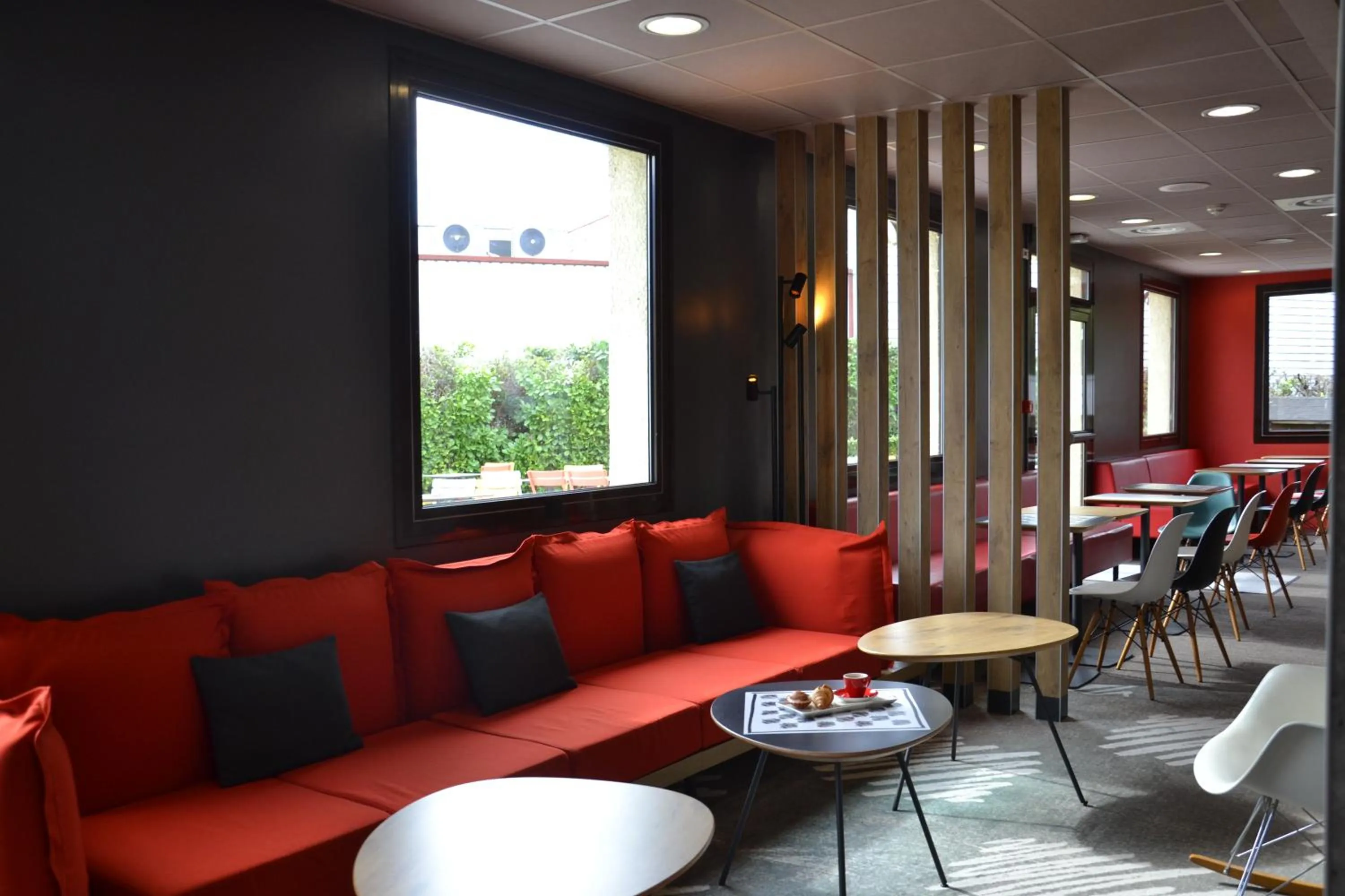 Lounge or bar in ibis Chambery