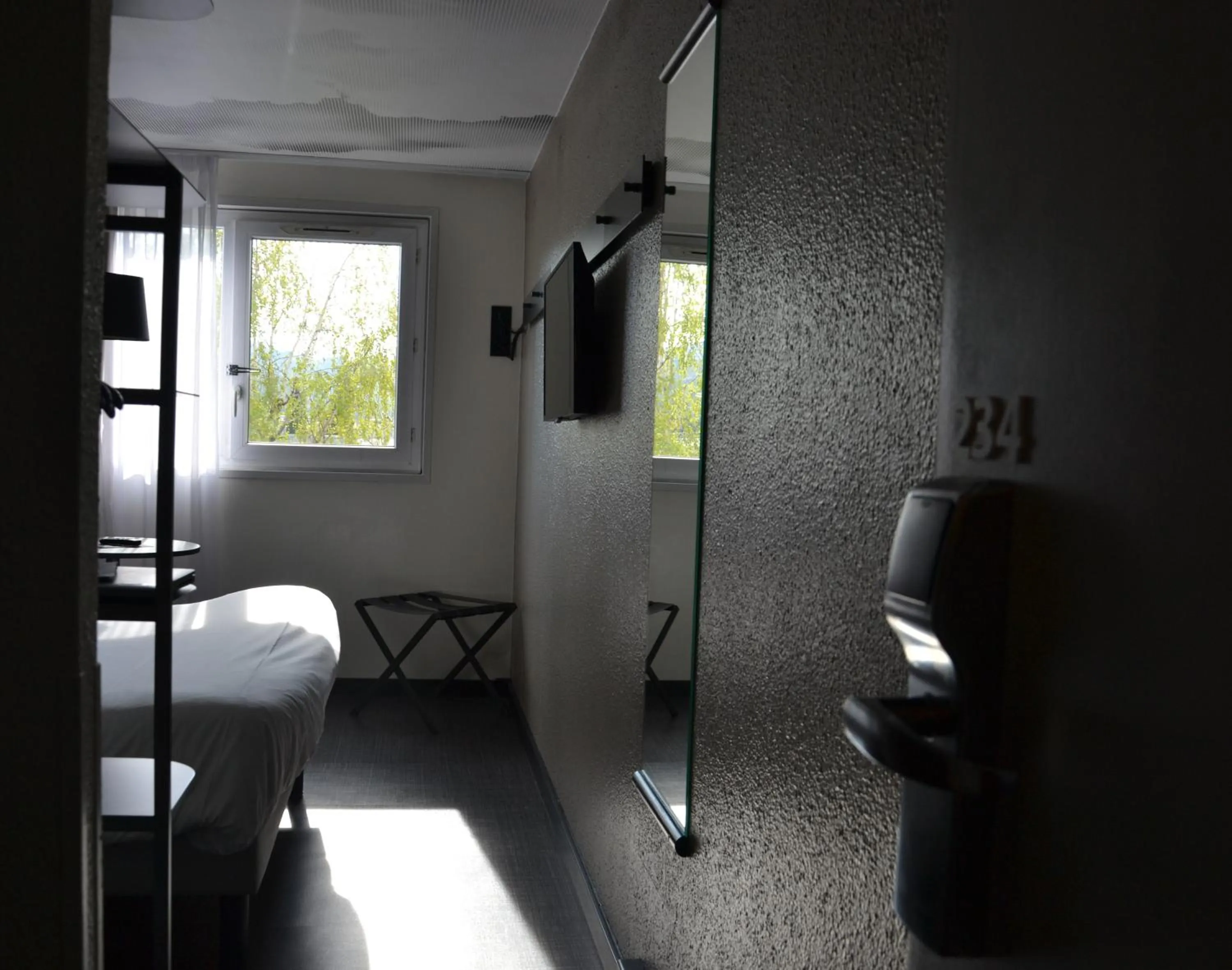 Photo of the whole room, Bed in ibis Chambery