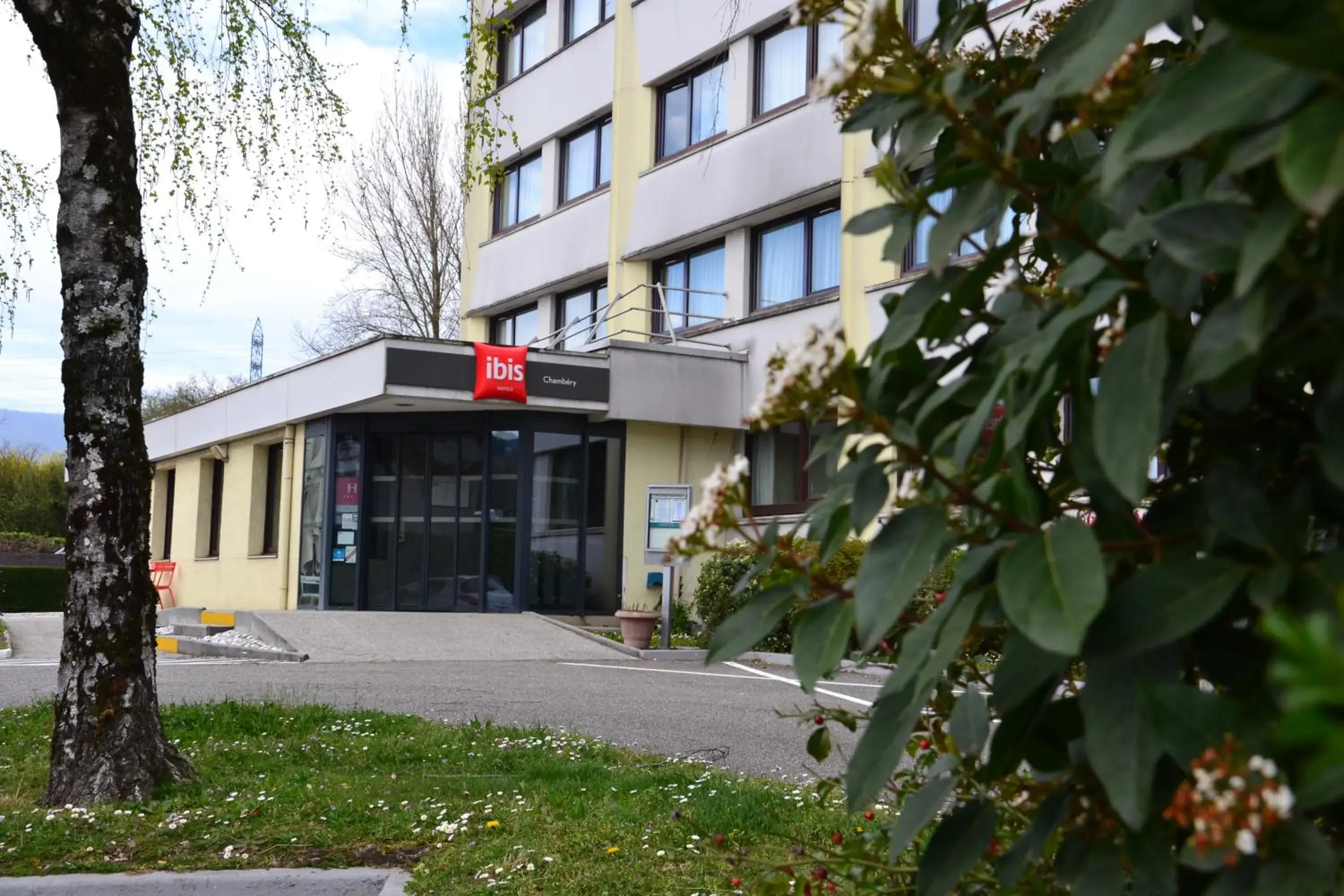Facade/entrance in ibis Chambery Facade/entrance in ibis Chambery