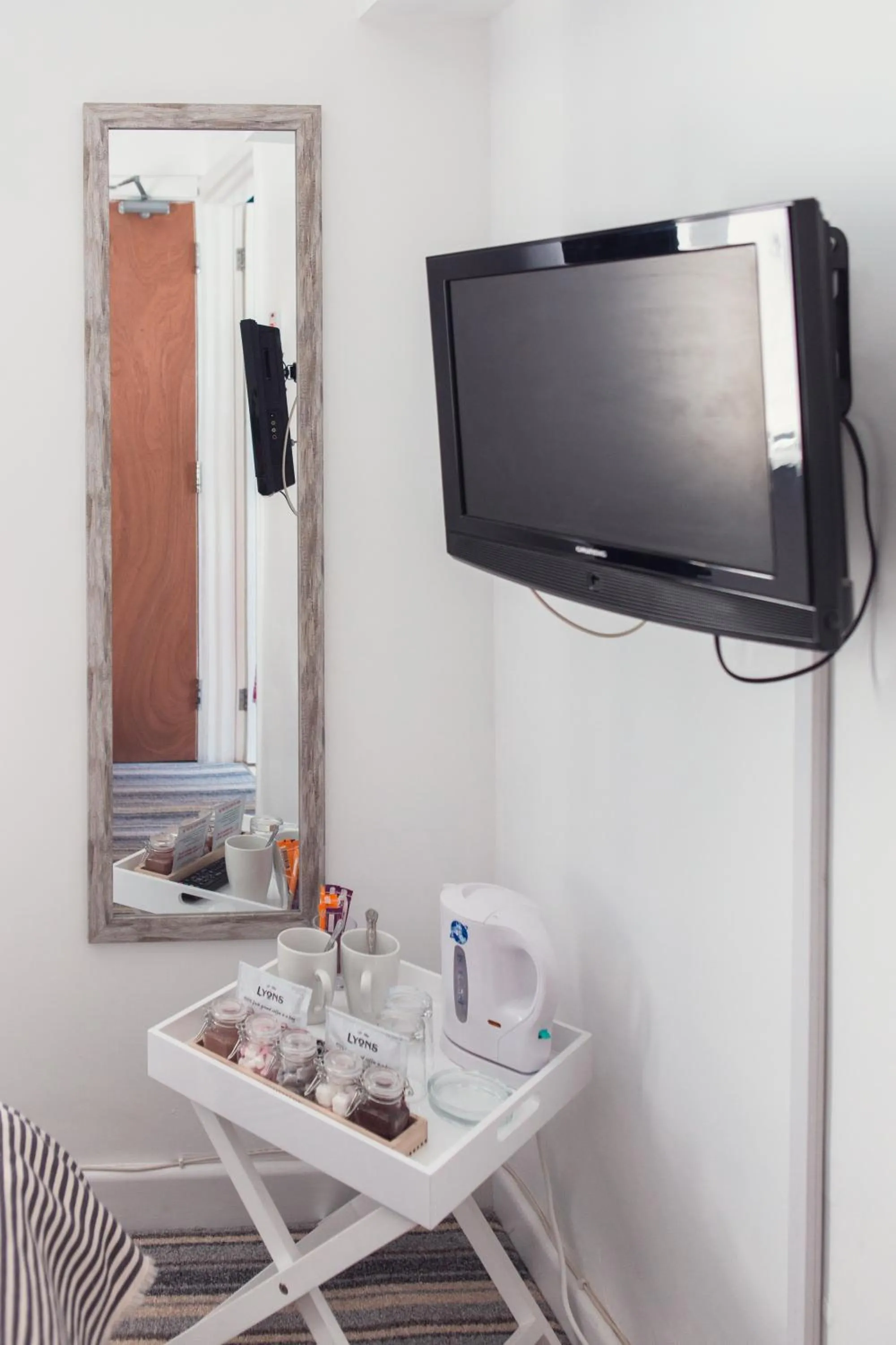 TV and multimedia in The Royson Guest House