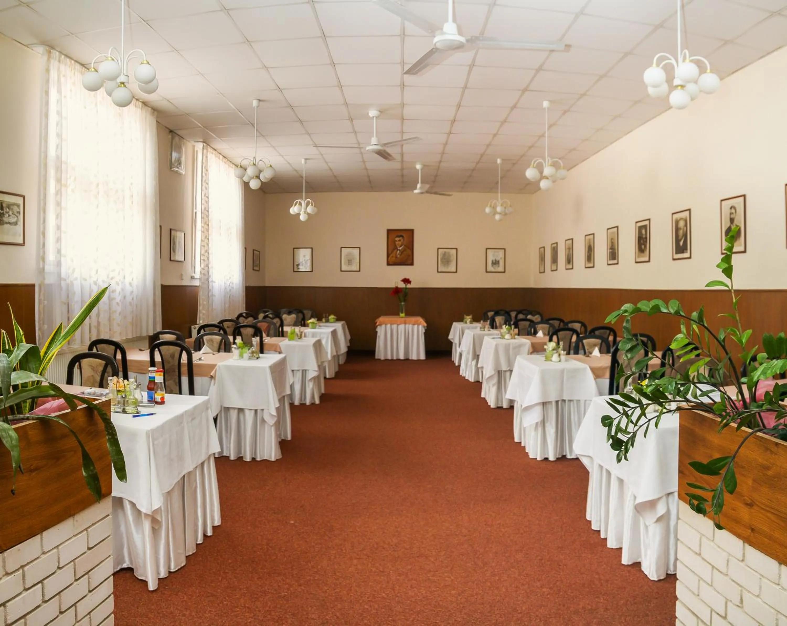 Restaurant/places to eat in Ensana Pro Patria