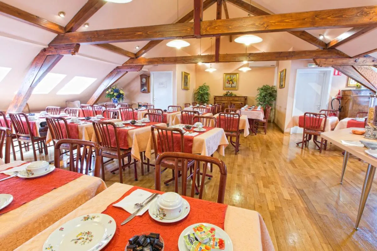 Restaurant/places to eat in Hôtel Vendôme