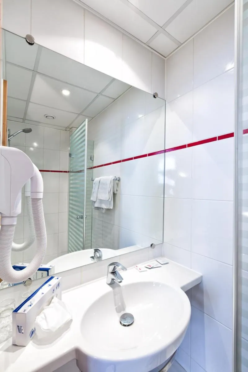 Bathroom in Hôtel Vendôme