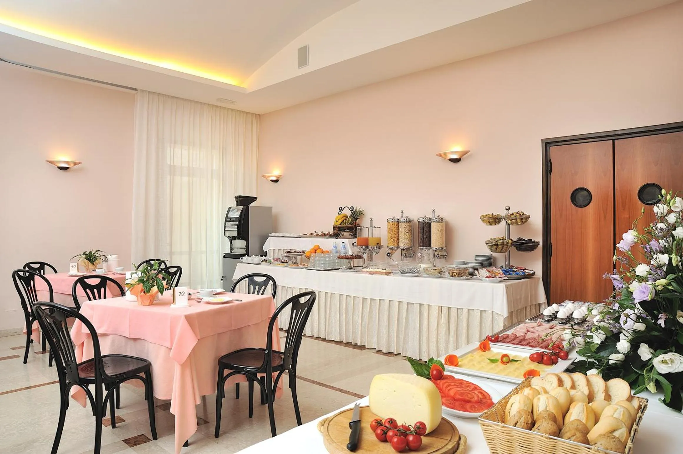 Restaurant/places to eat in Hotel Bel Sit