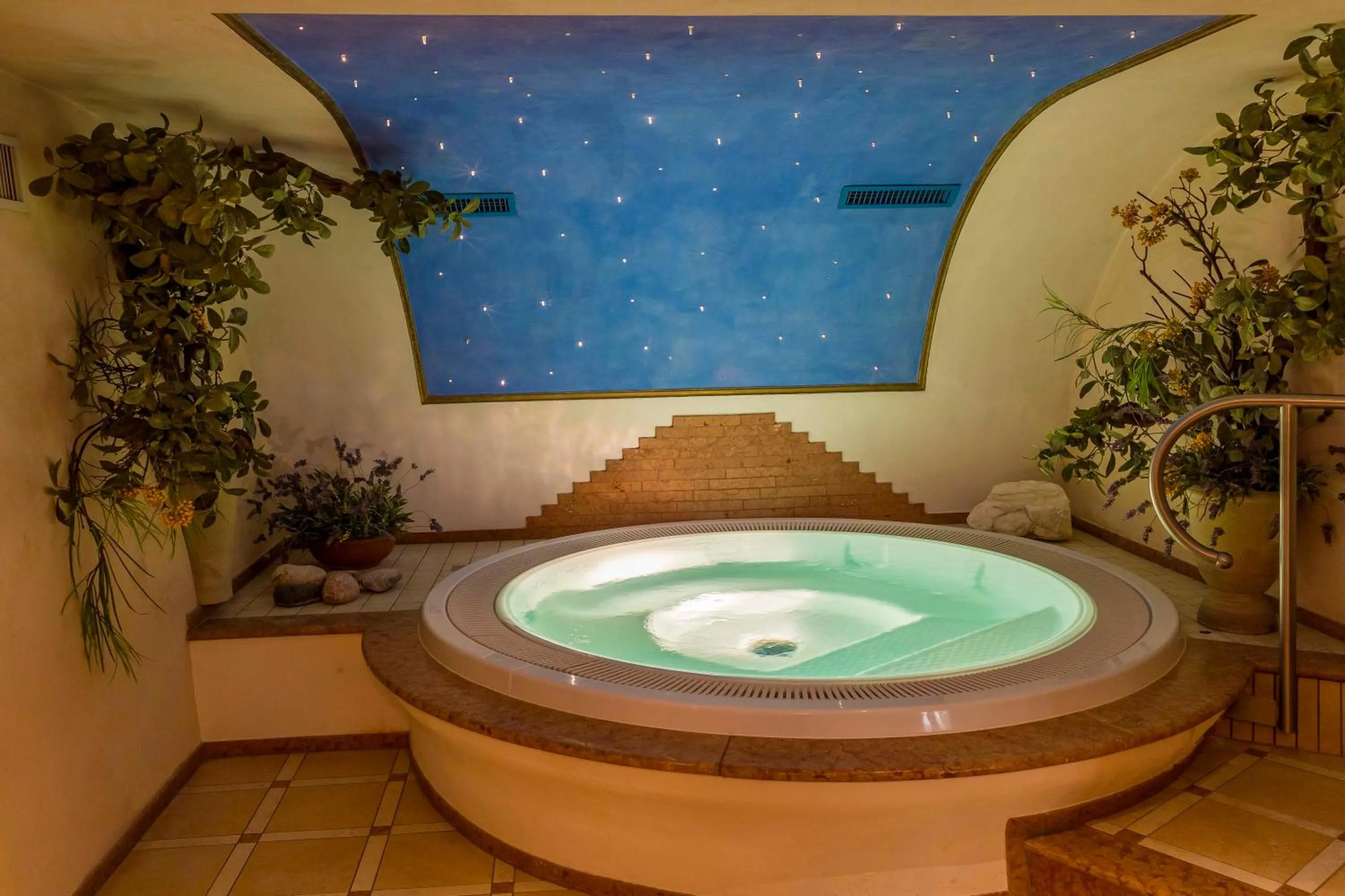 Hot Tub in Martinshof berg herz hotel