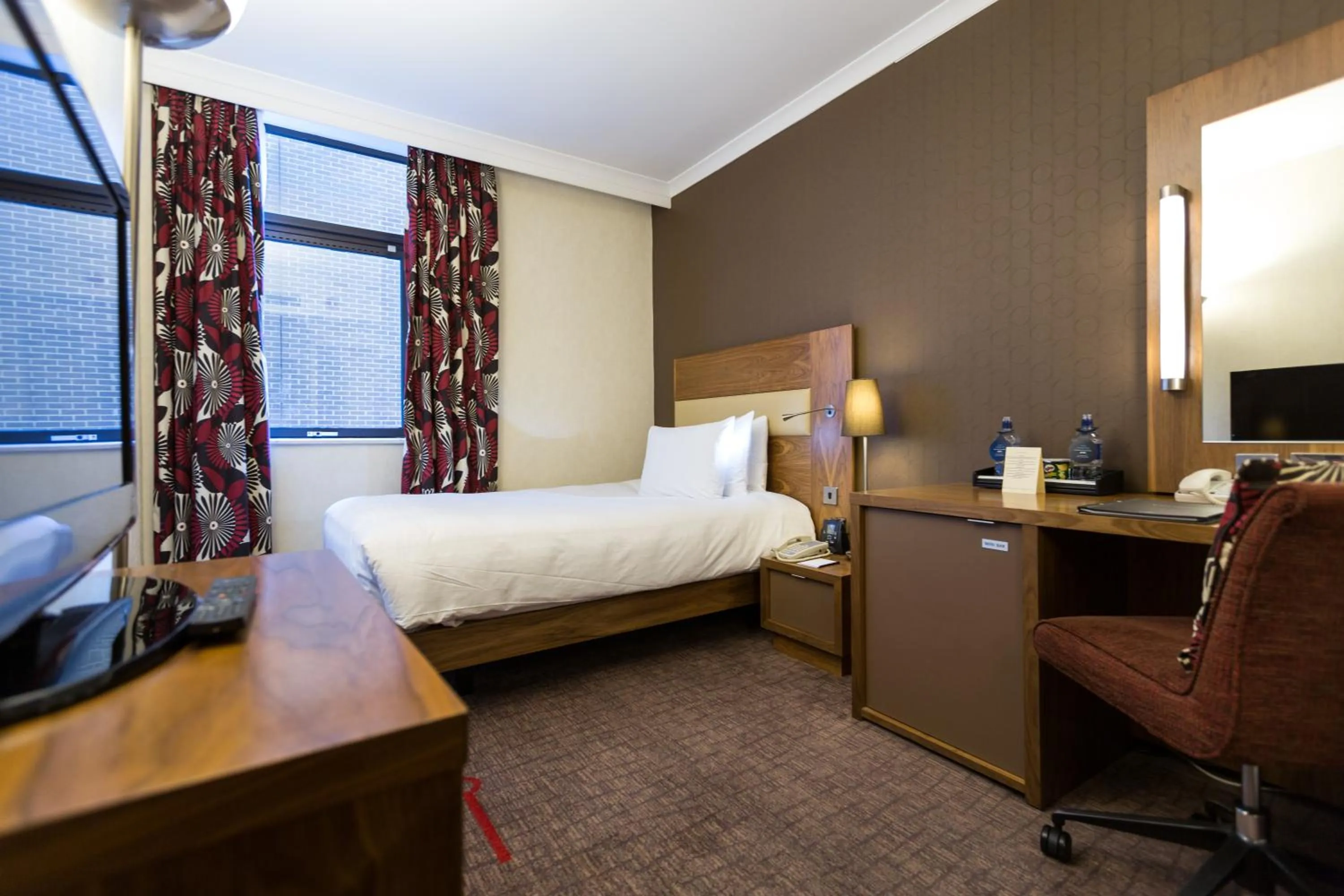 Bedroom, Bed in Hilton London Olympia