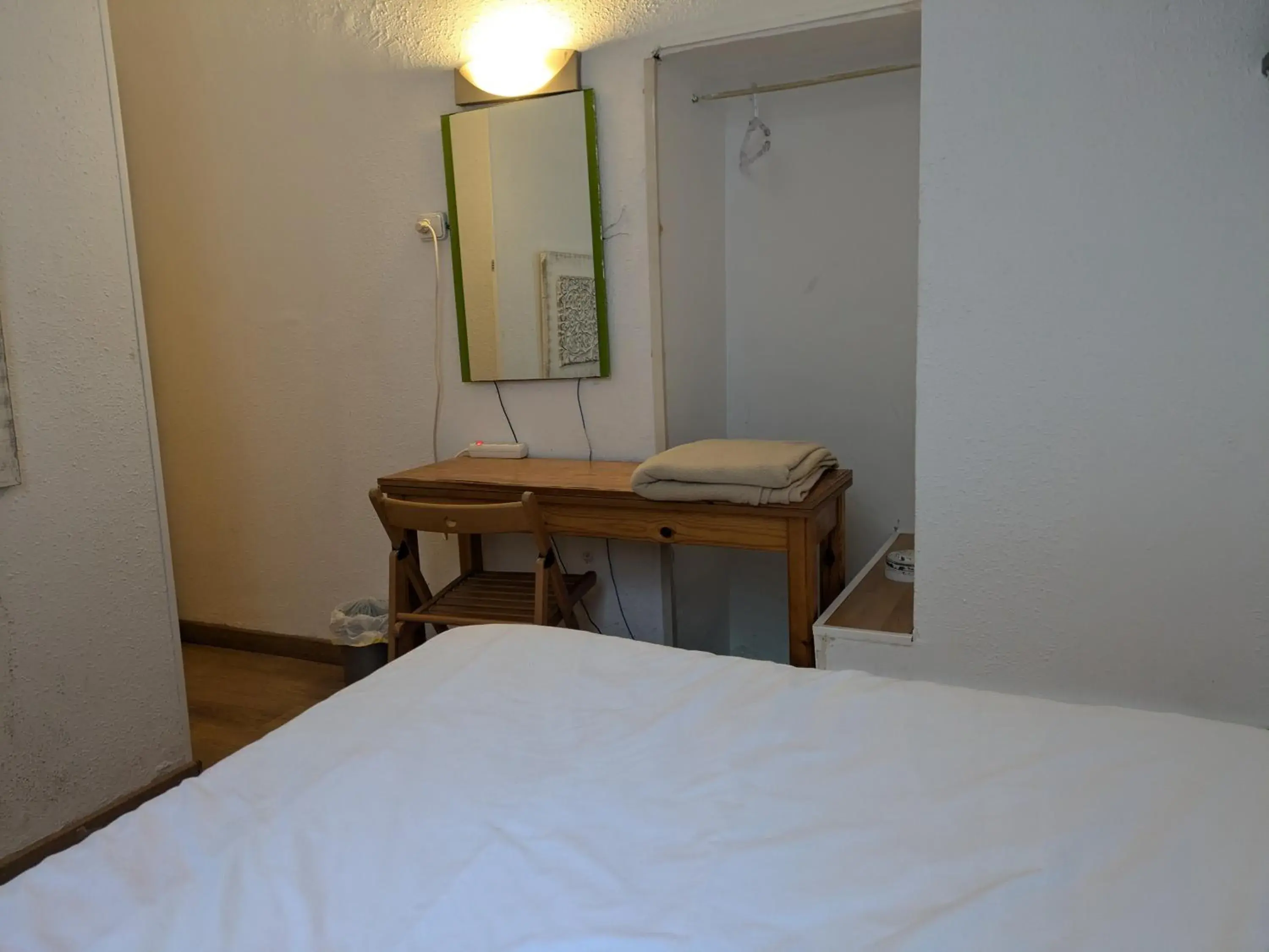 Single Room with Shared Shower and Toilet - single occupancy in Pension Casa De Barca Single Room with Shared Shower and Toilet - single occupancy in Pension Casa De Barca