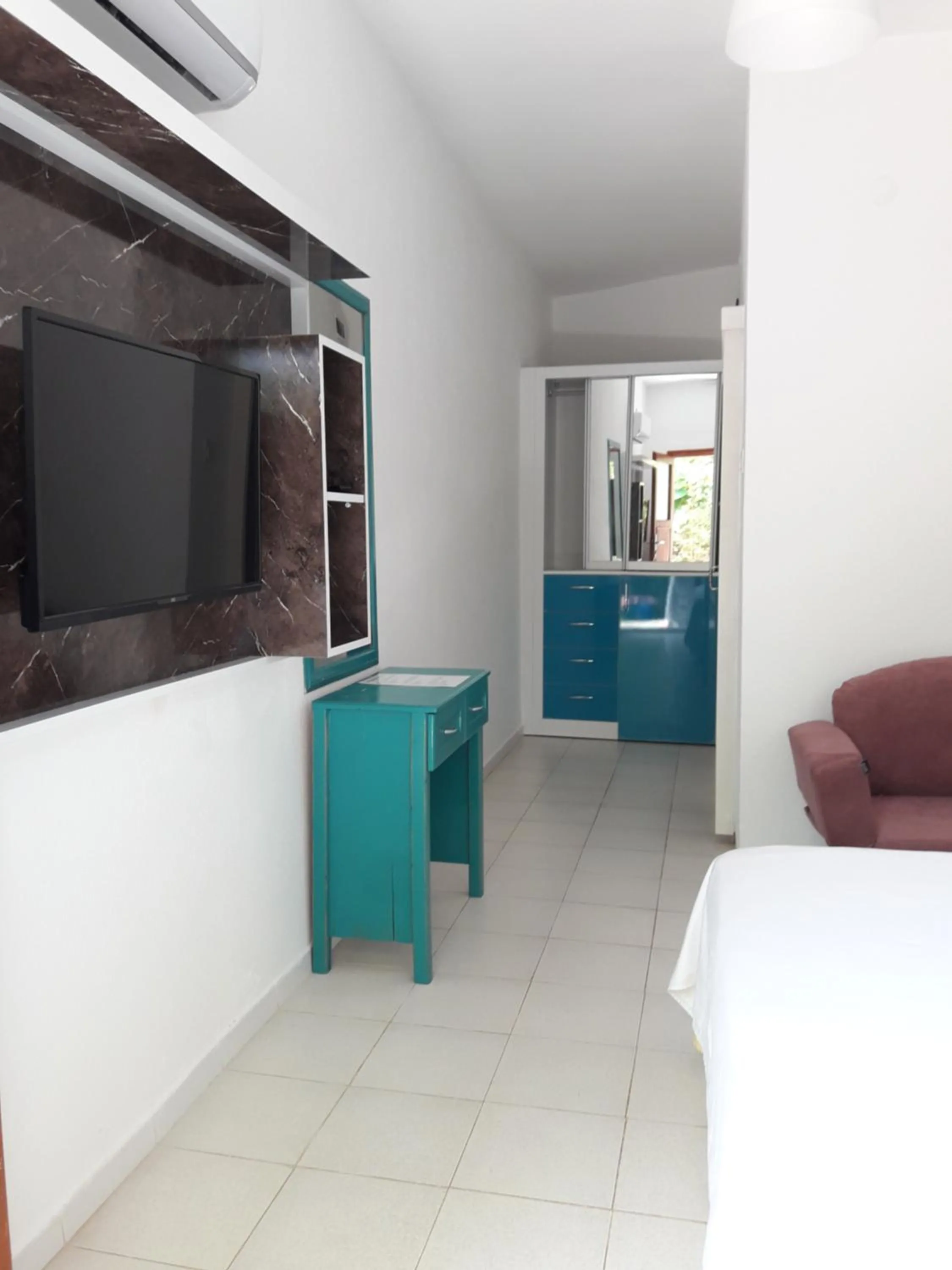 TV and multimedia in Sunset Boutique Hotel & Apartments