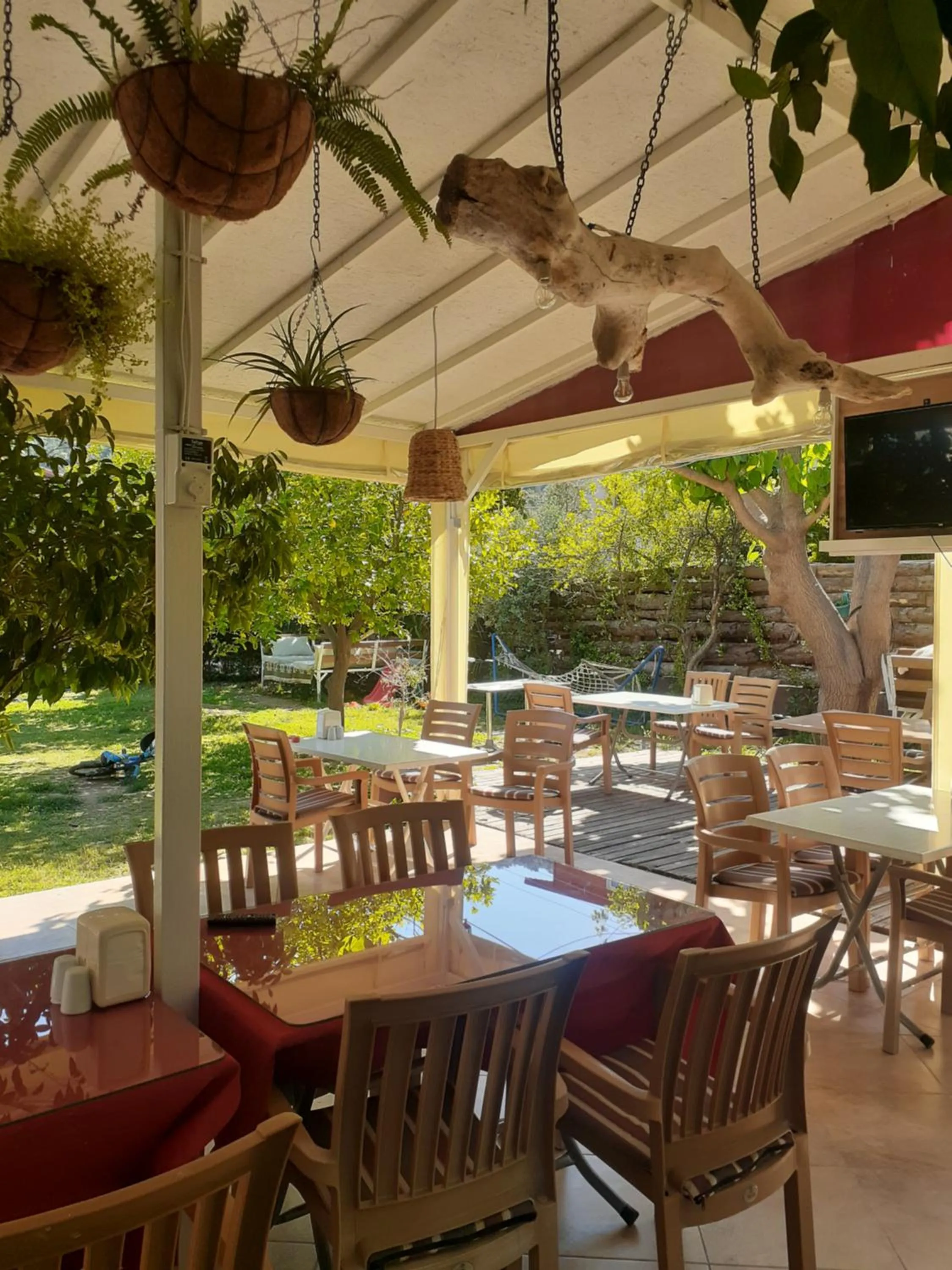 Restaurant/places to eat in Sunset Boutique Hotel & Apartments
