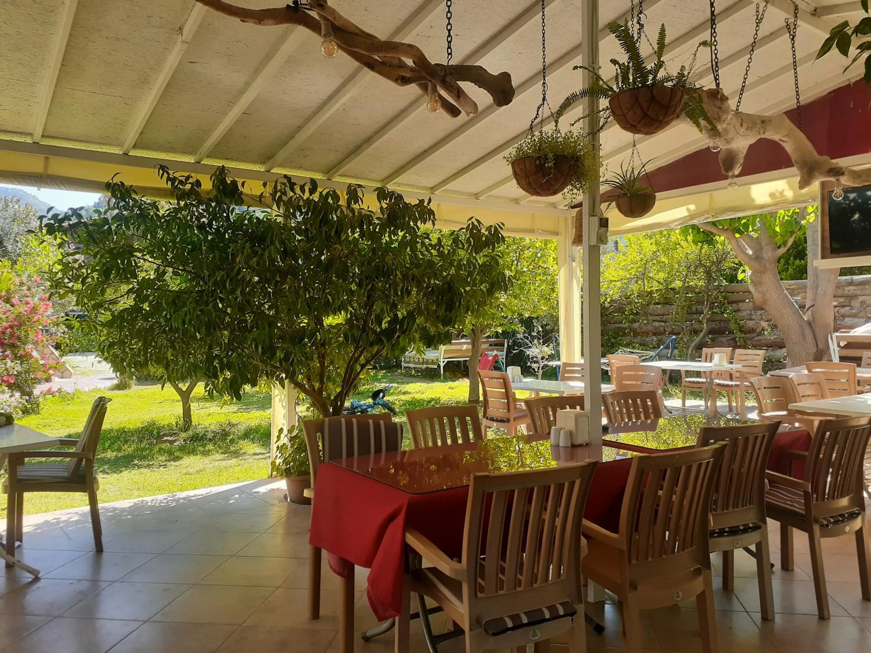 Restaurant/places to eat in Sunset Boutique Hotel & Apartments