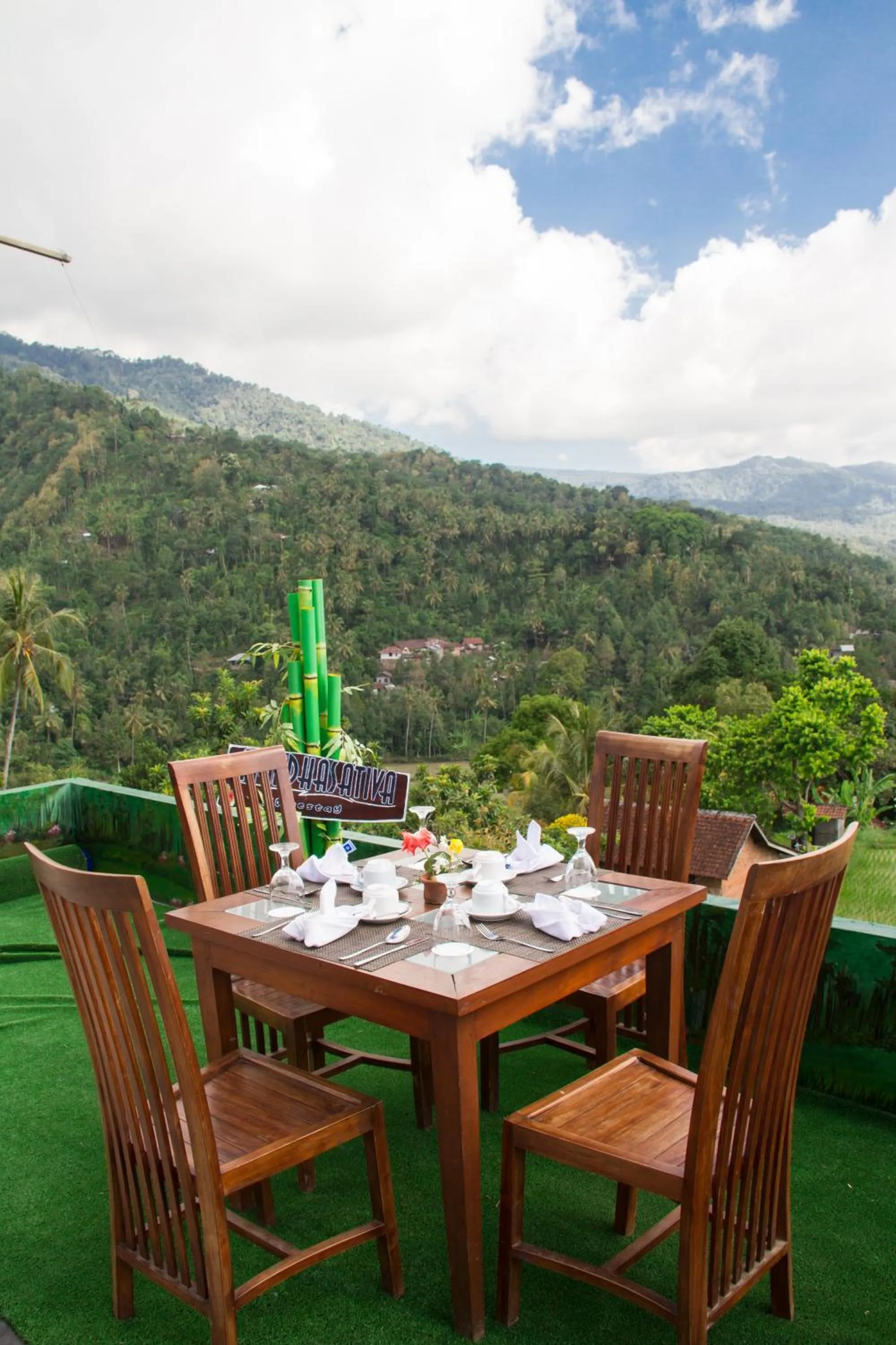 Restaurant/places to eat in Mandhasativa Homestay