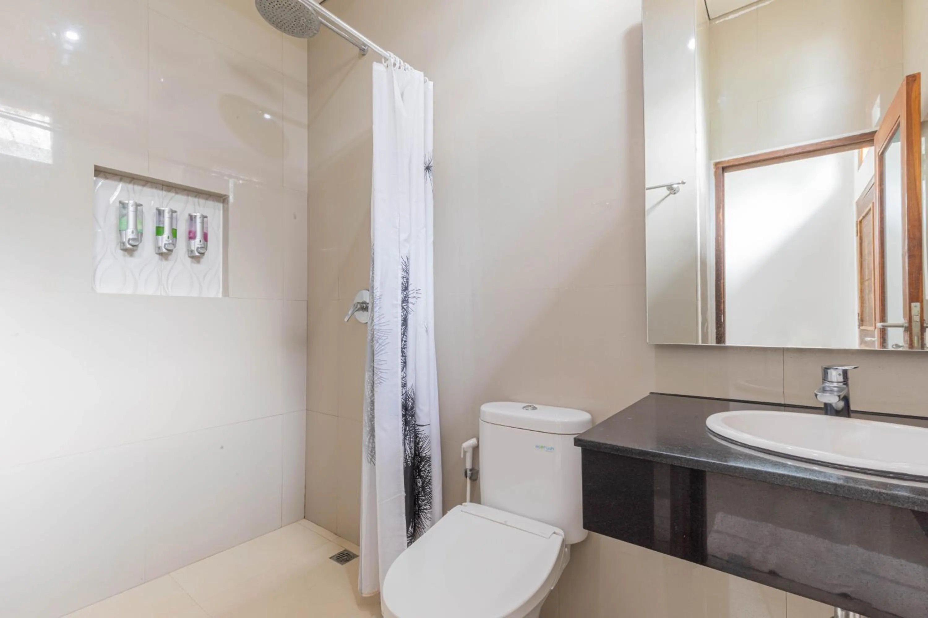 Shower in Mandhasativa Homestay