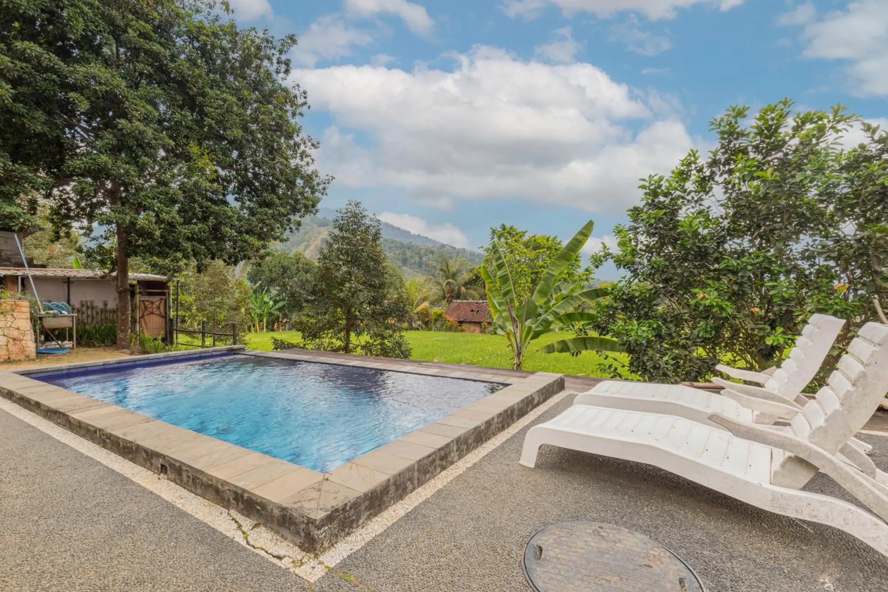 Swimming pool in Mandhasativa Homestay Swimming pool in Mandhasativa Homestay