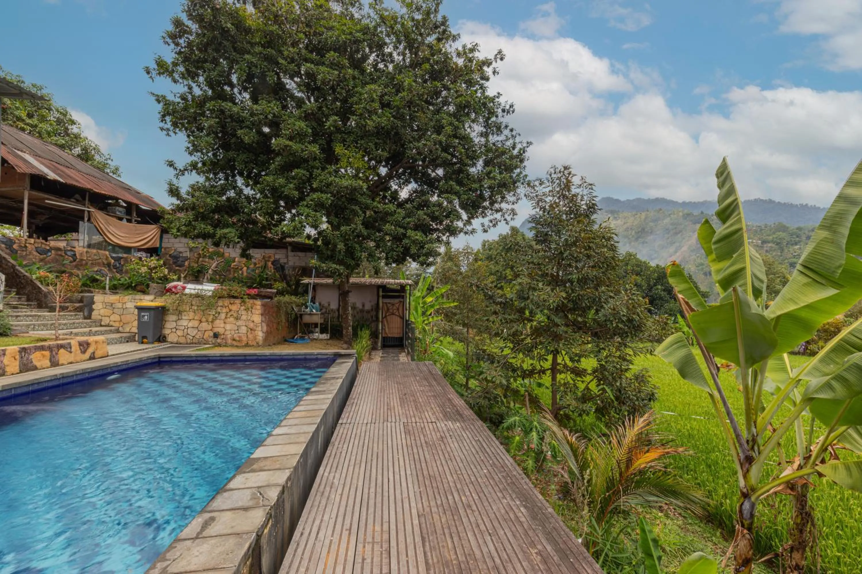 Swimming pool in Mandhasativa Homestay