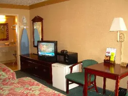 TV and multimedia, TV/Entertainment Center in Executive Inn and Suites Springdale