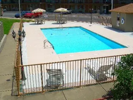 Day, Pool View in Executive Inn and Suites Springdale